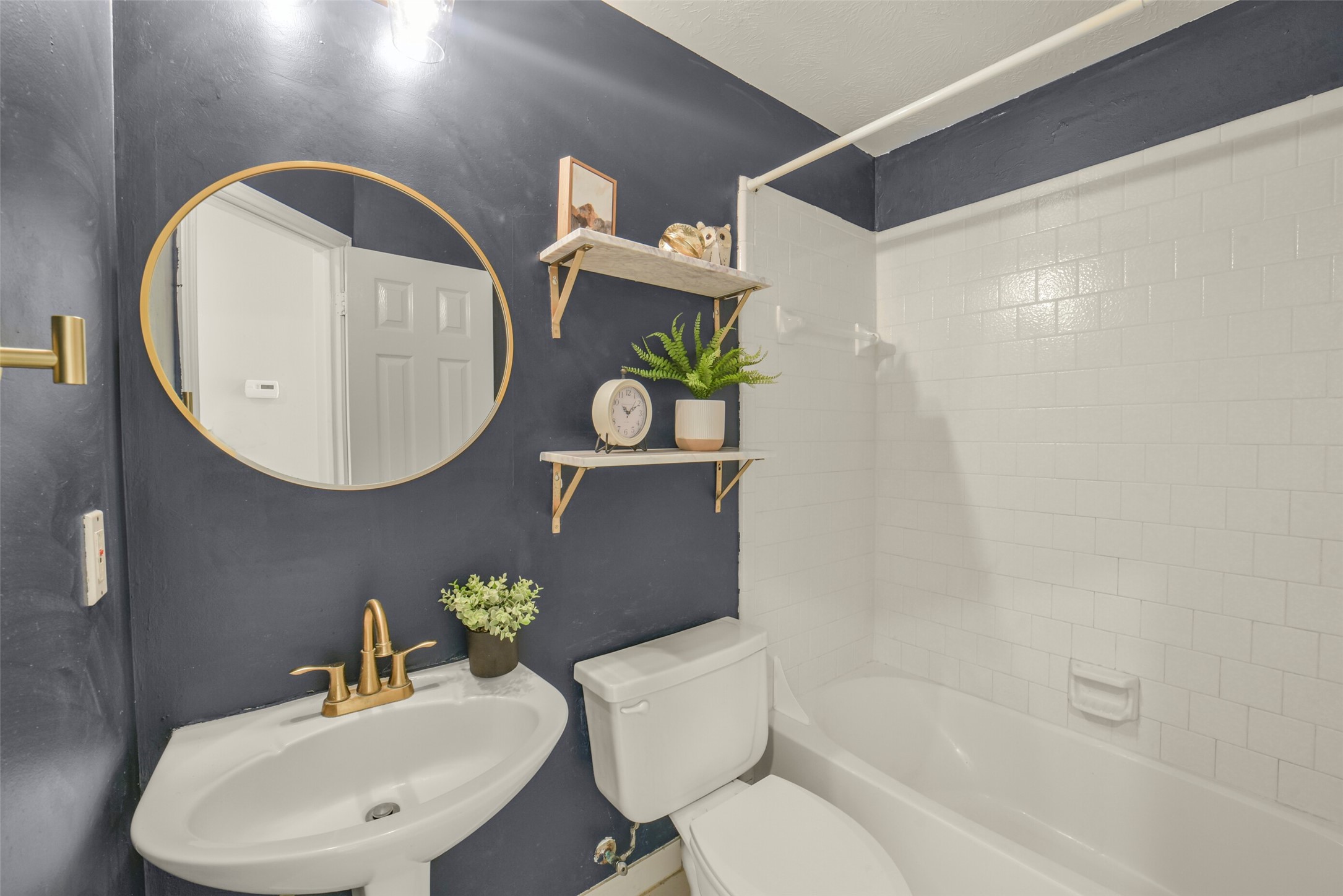 4319 Lakeshore Forest Drive Property Photo 13