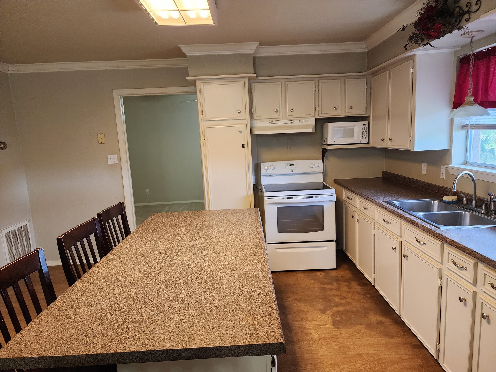 407 Avenue C Property Photo 3