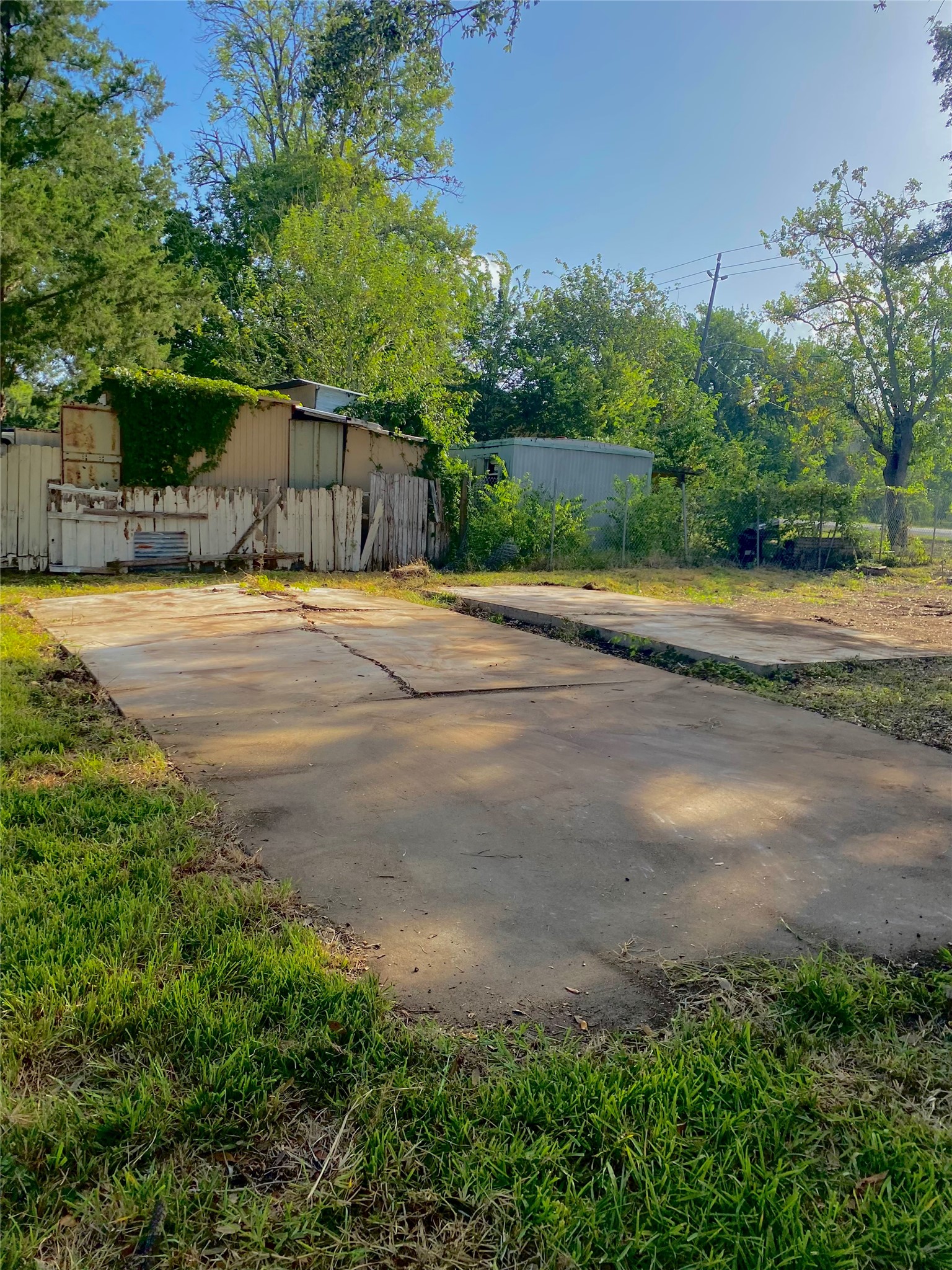 608 S East Avenue Property Photo 4
