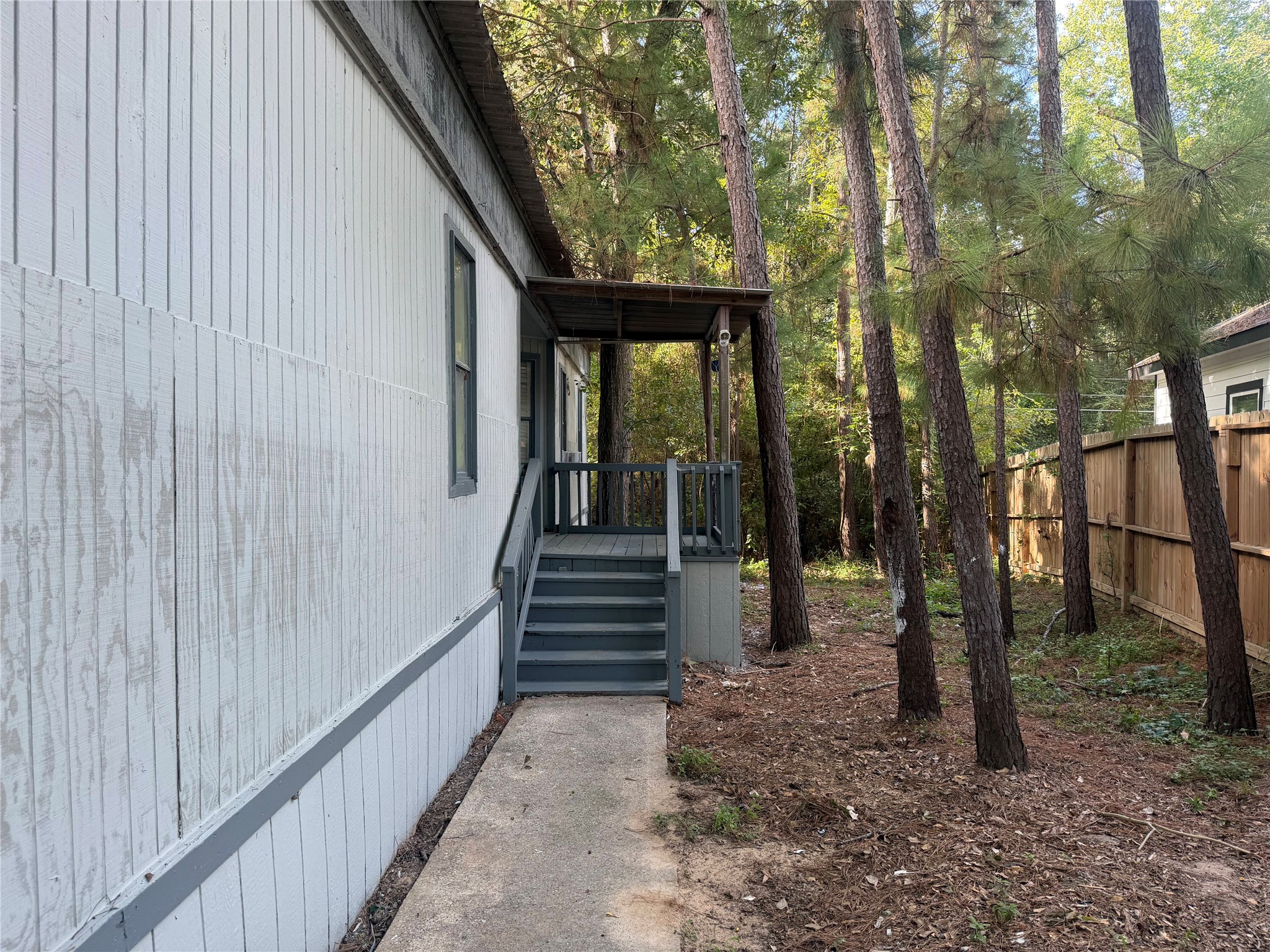 910 Queenswood Property Photo 2