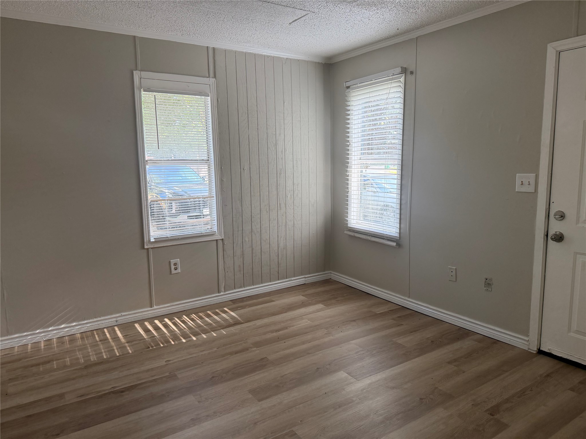 910 Queenswood Property Photo 6