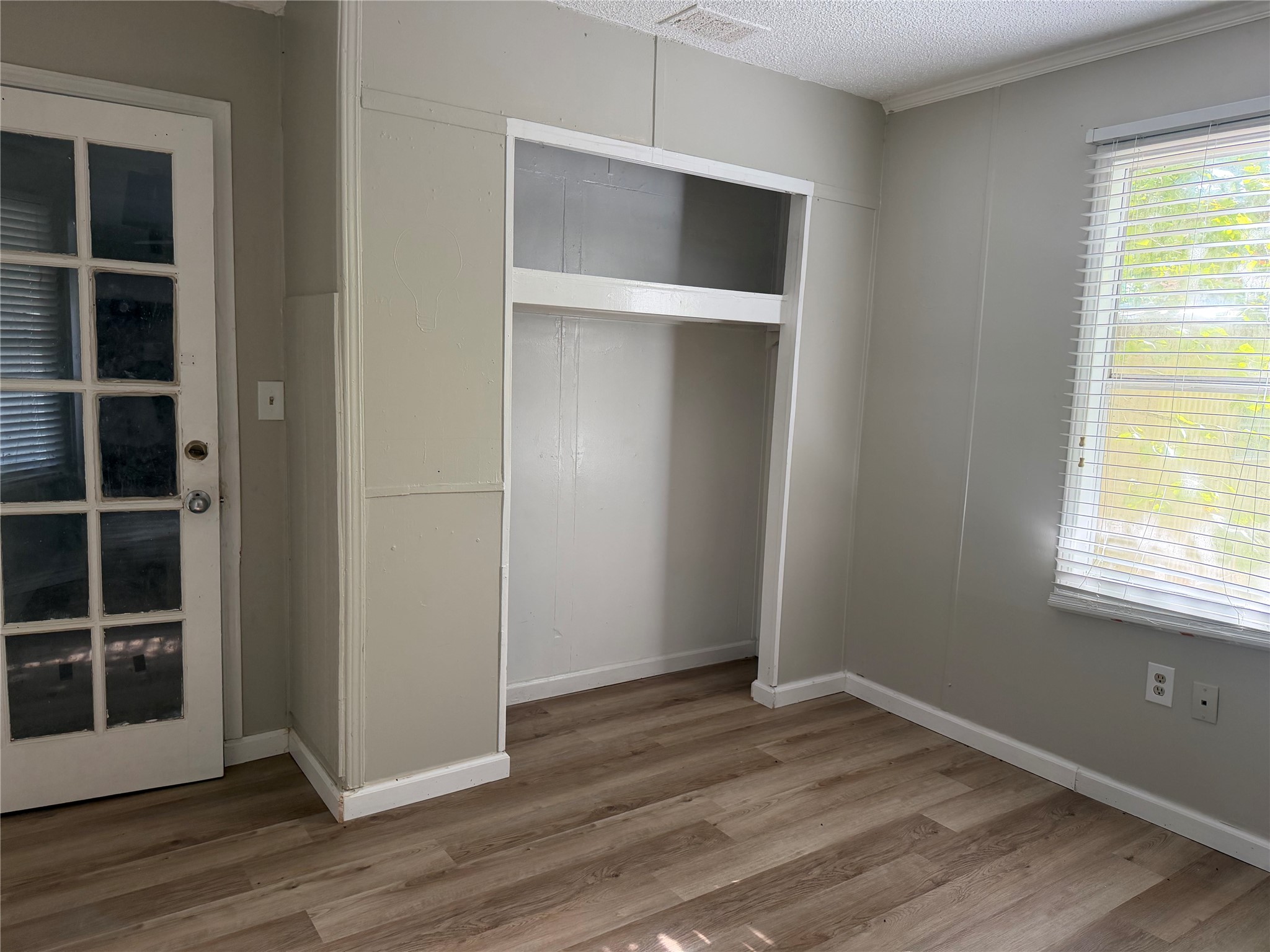 910 Queenswood Property Photo 11
