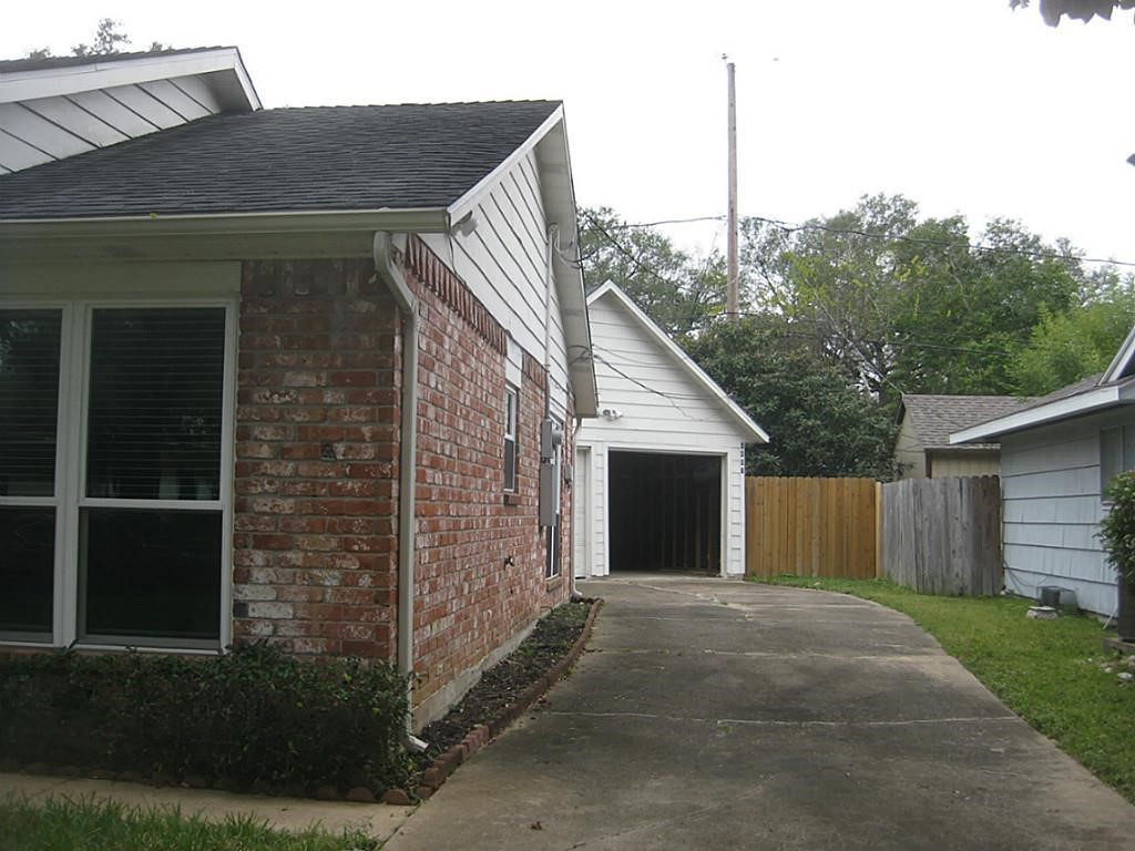 1907 Sedgie Drive Property Photo 2