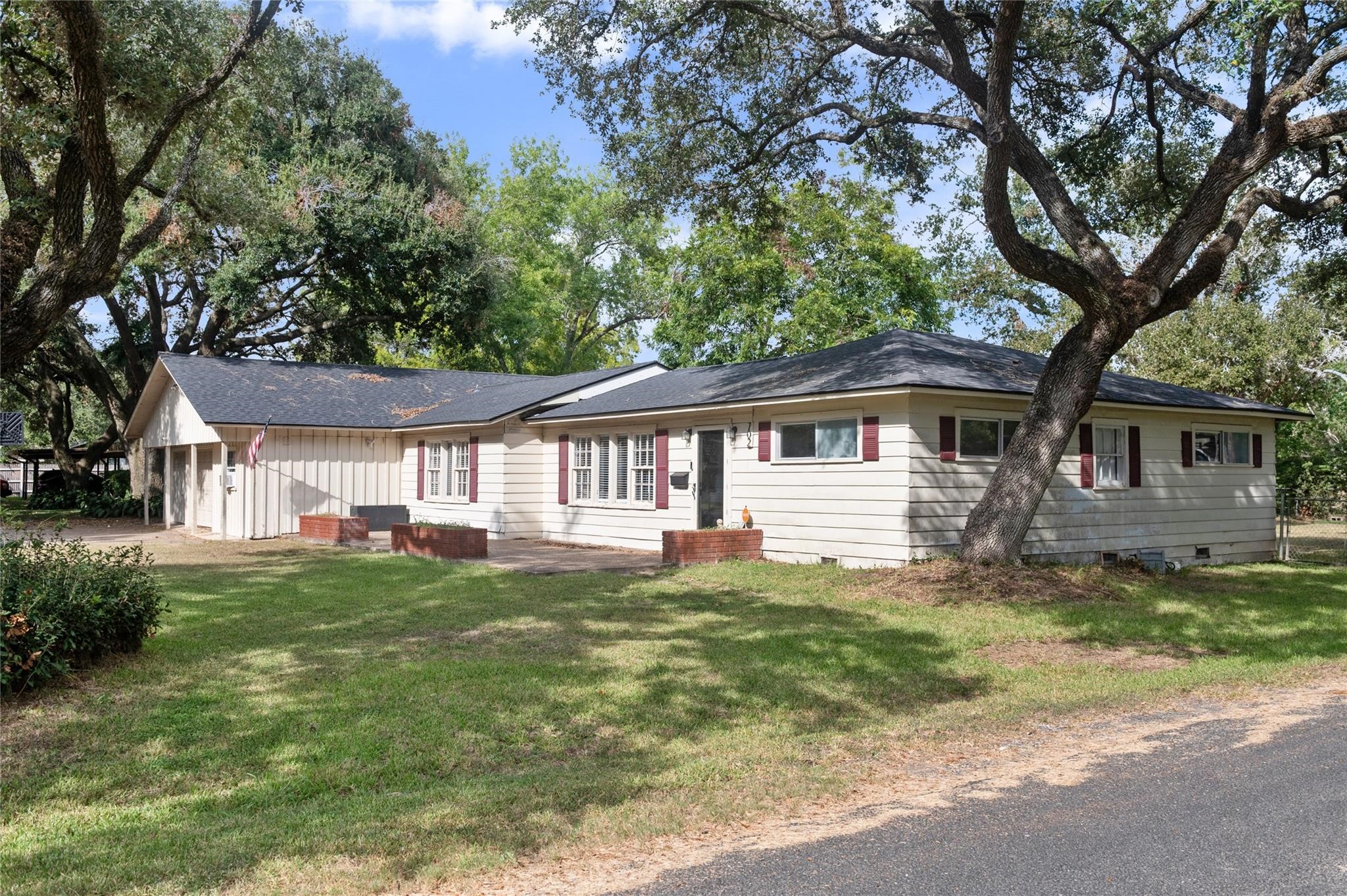 702 Avenue J Property Photo 3