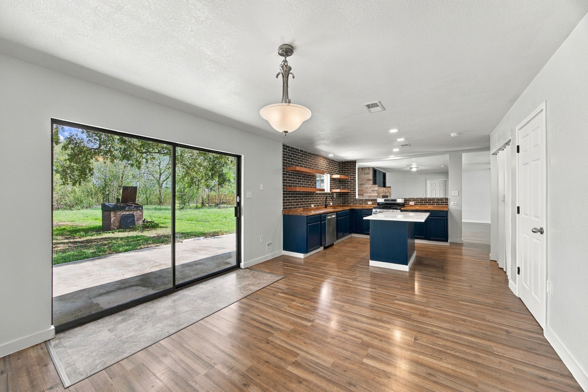 500 E Davitt Street Property Photo 8