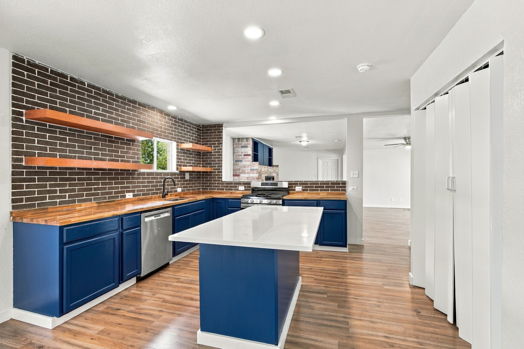 500 E Davitt Street Property Photo 10