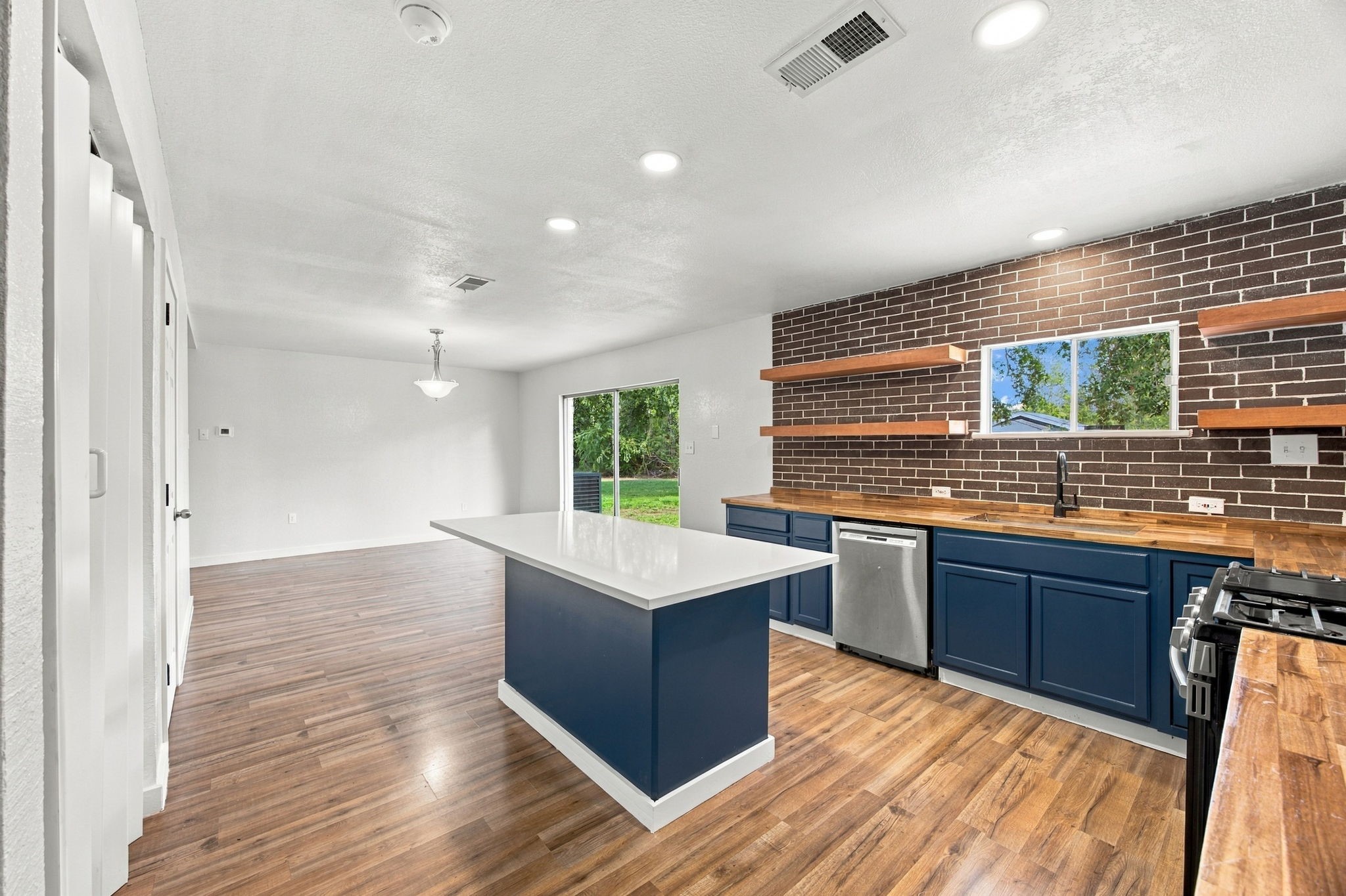 500 E Davitt Street Property Photo 13