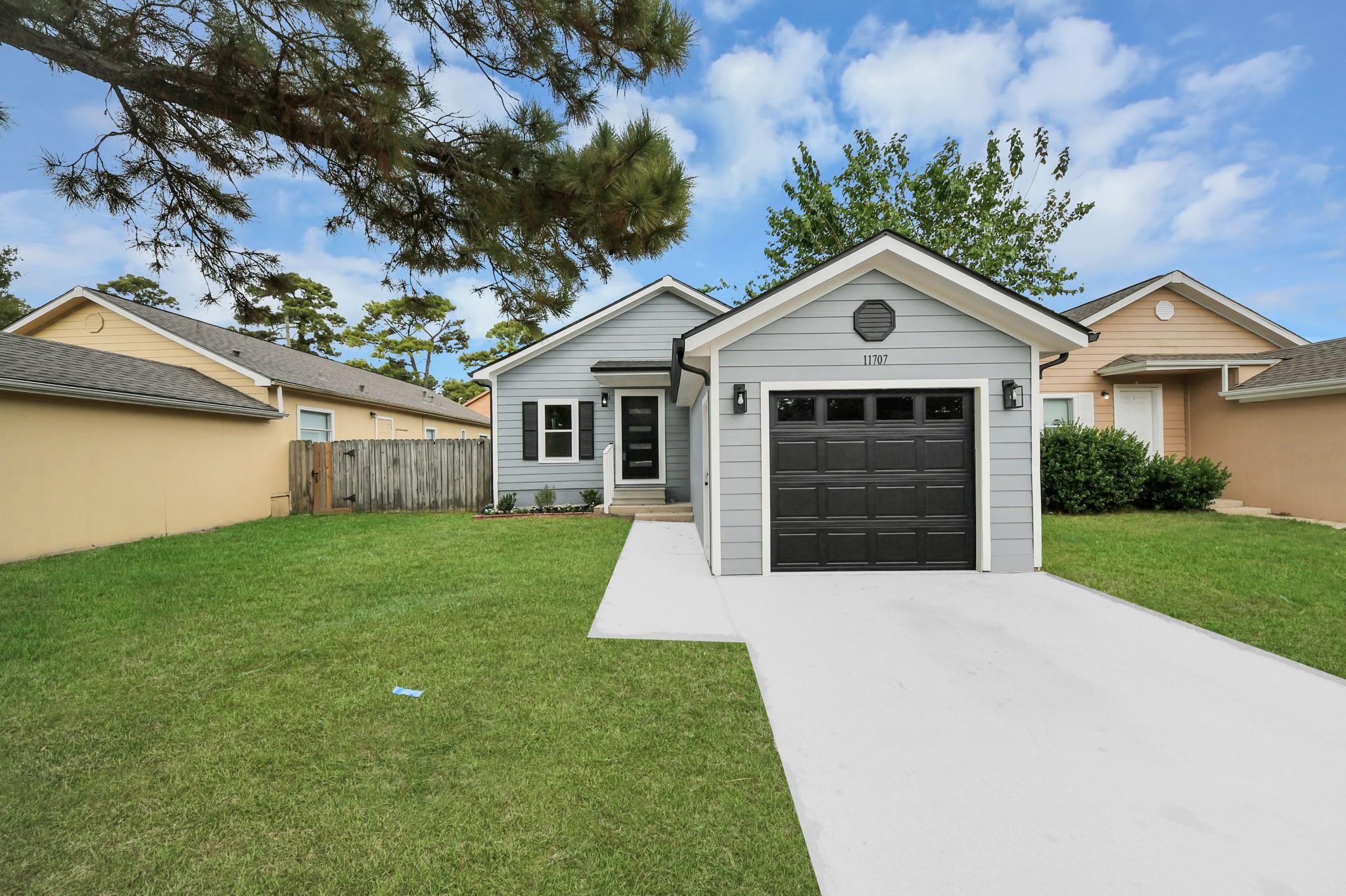 11707 Greenglen Drive Property Photo 2