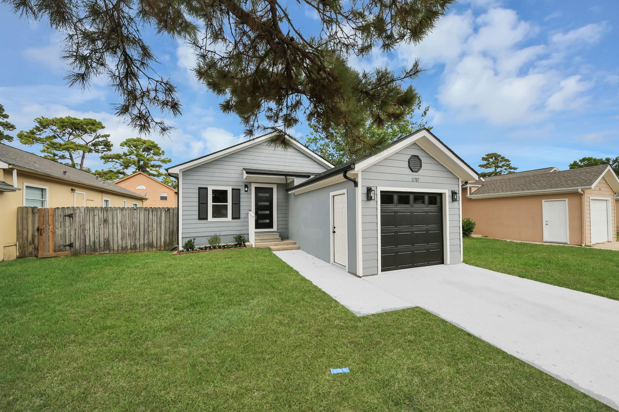 11707 Greenglen Drive Property Photo 3