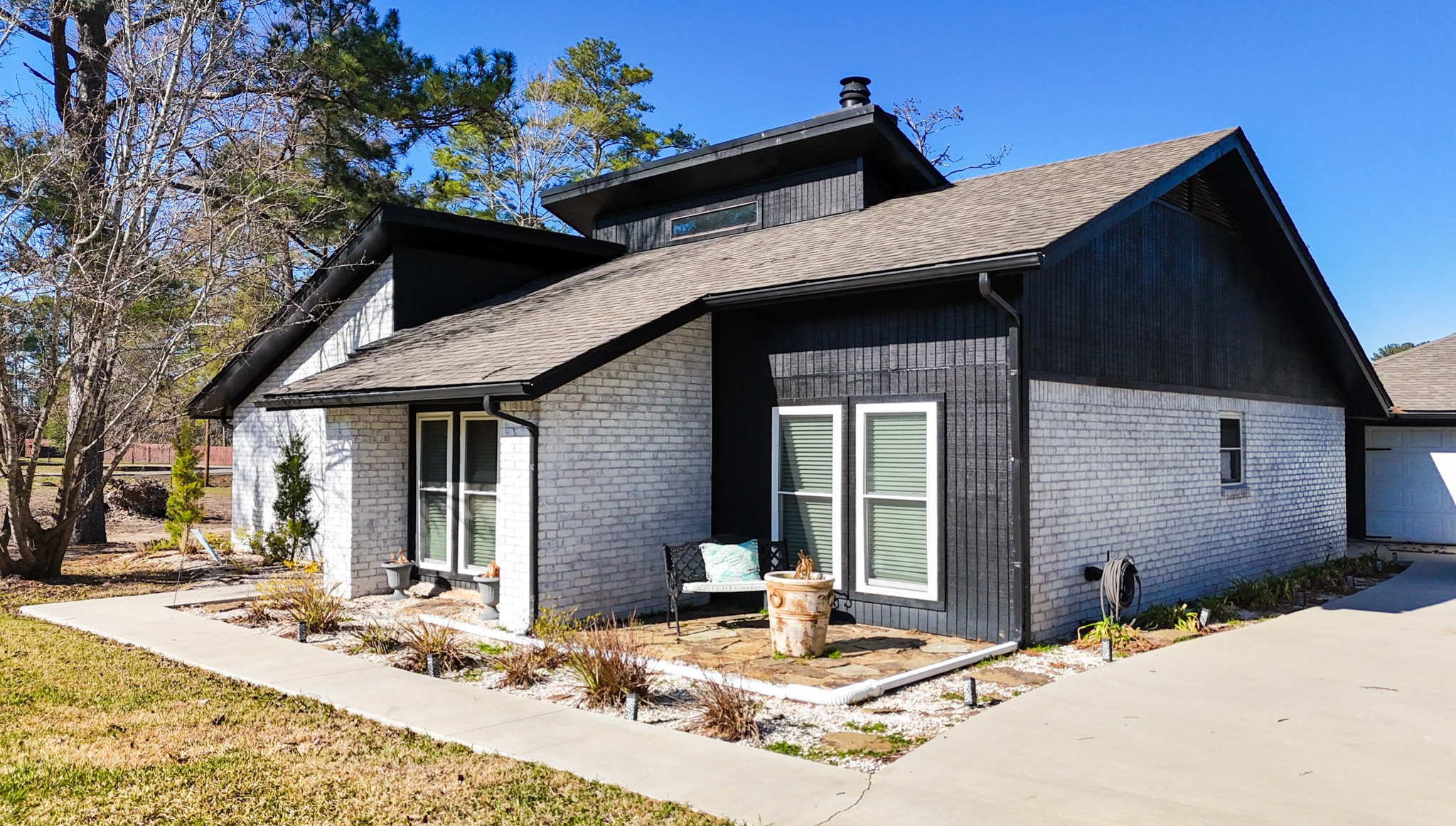 270 Lakeshore Property Photo