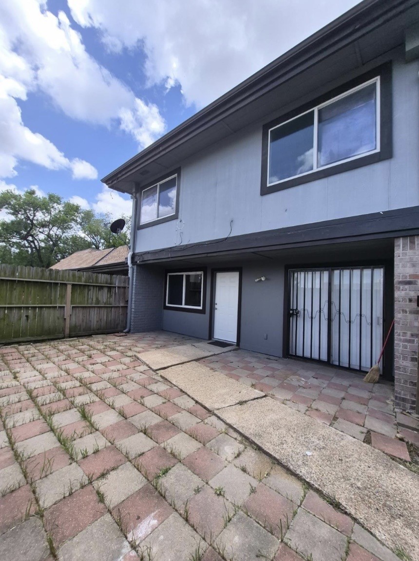 738 Coolwood Drive B Property Photo 1