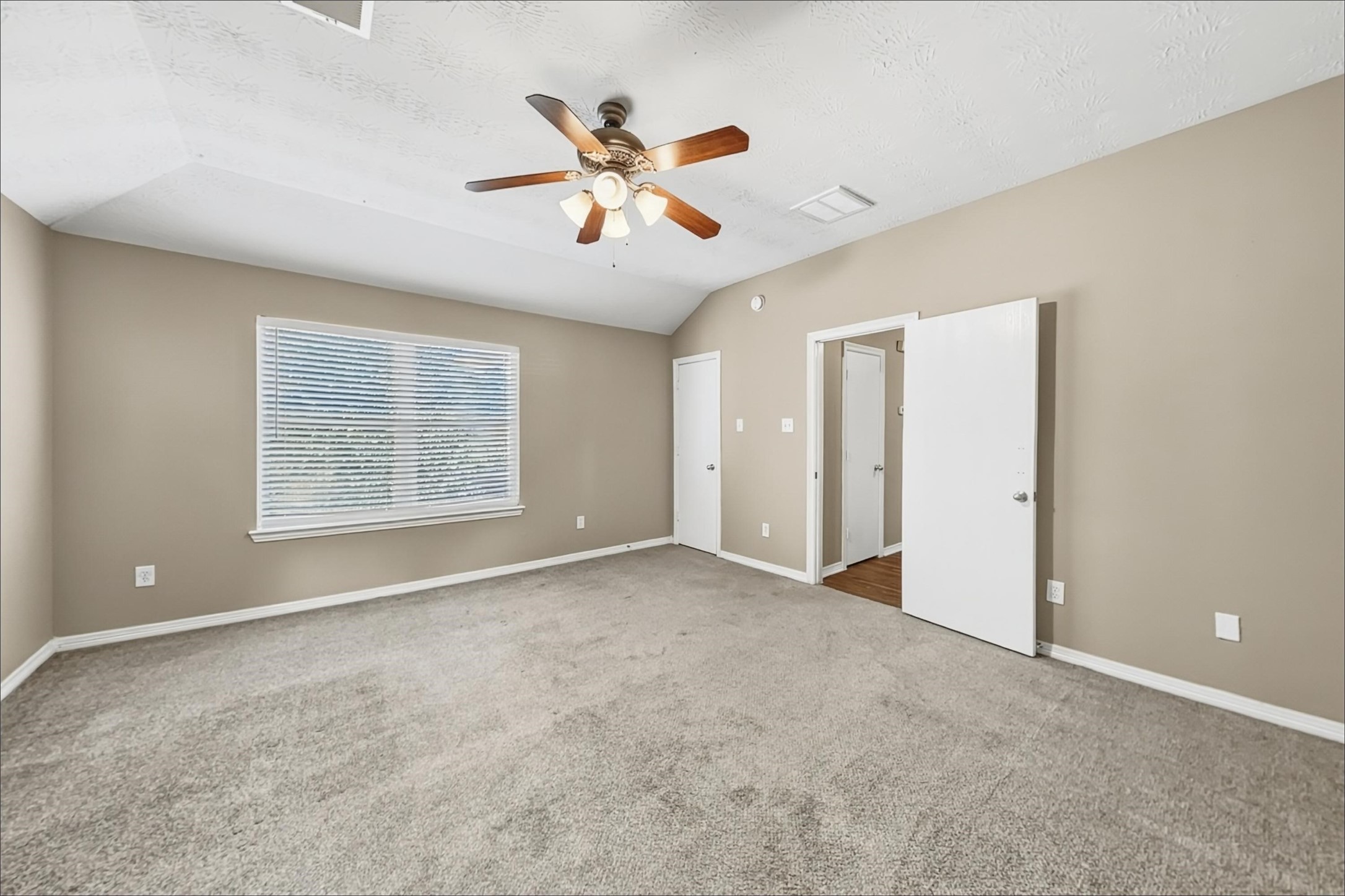 5010 Deerpath Drive Property Photo 7
