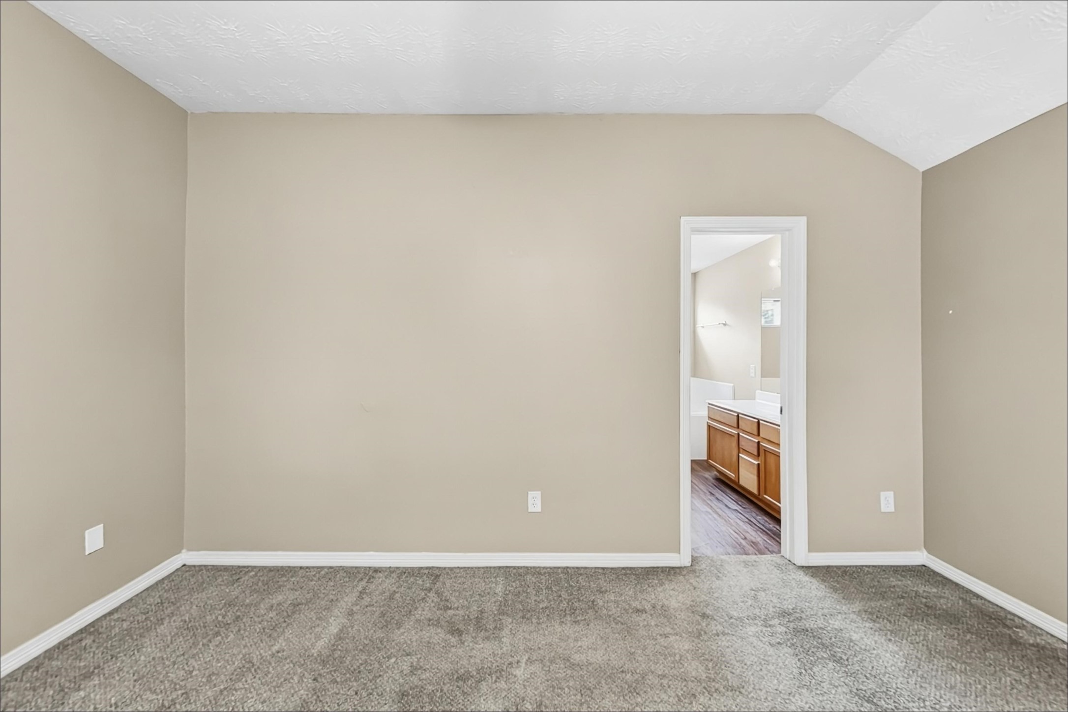 5010 Deerpath Drive Property Photo 8