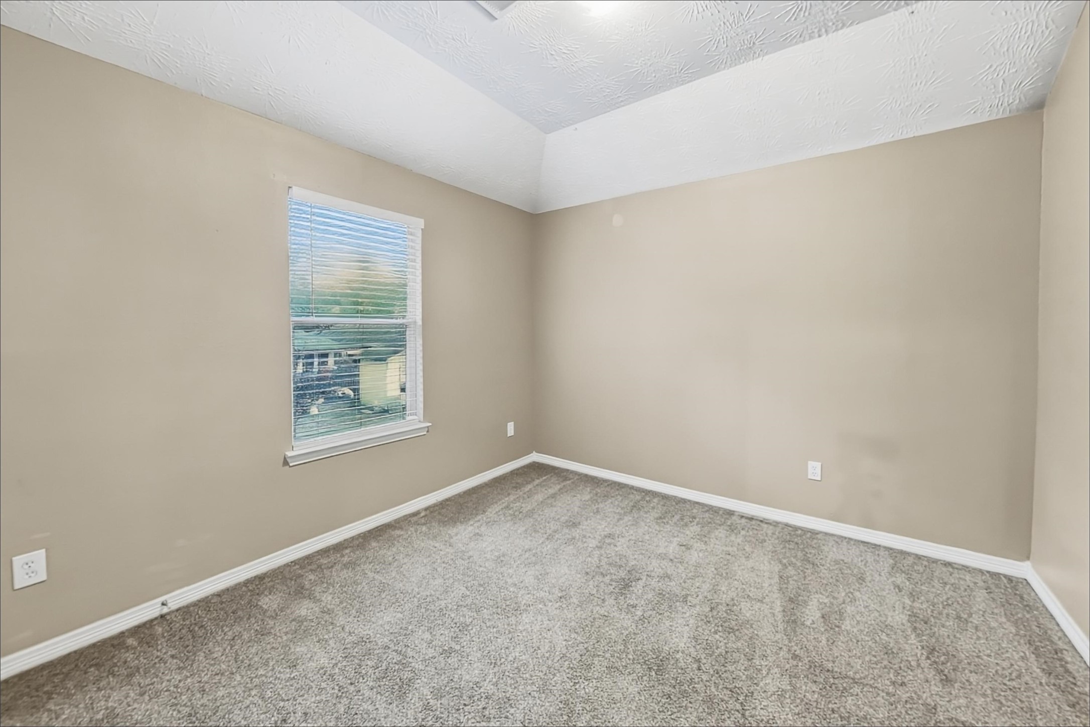 5010 Deerpath Drive Property Photo 14