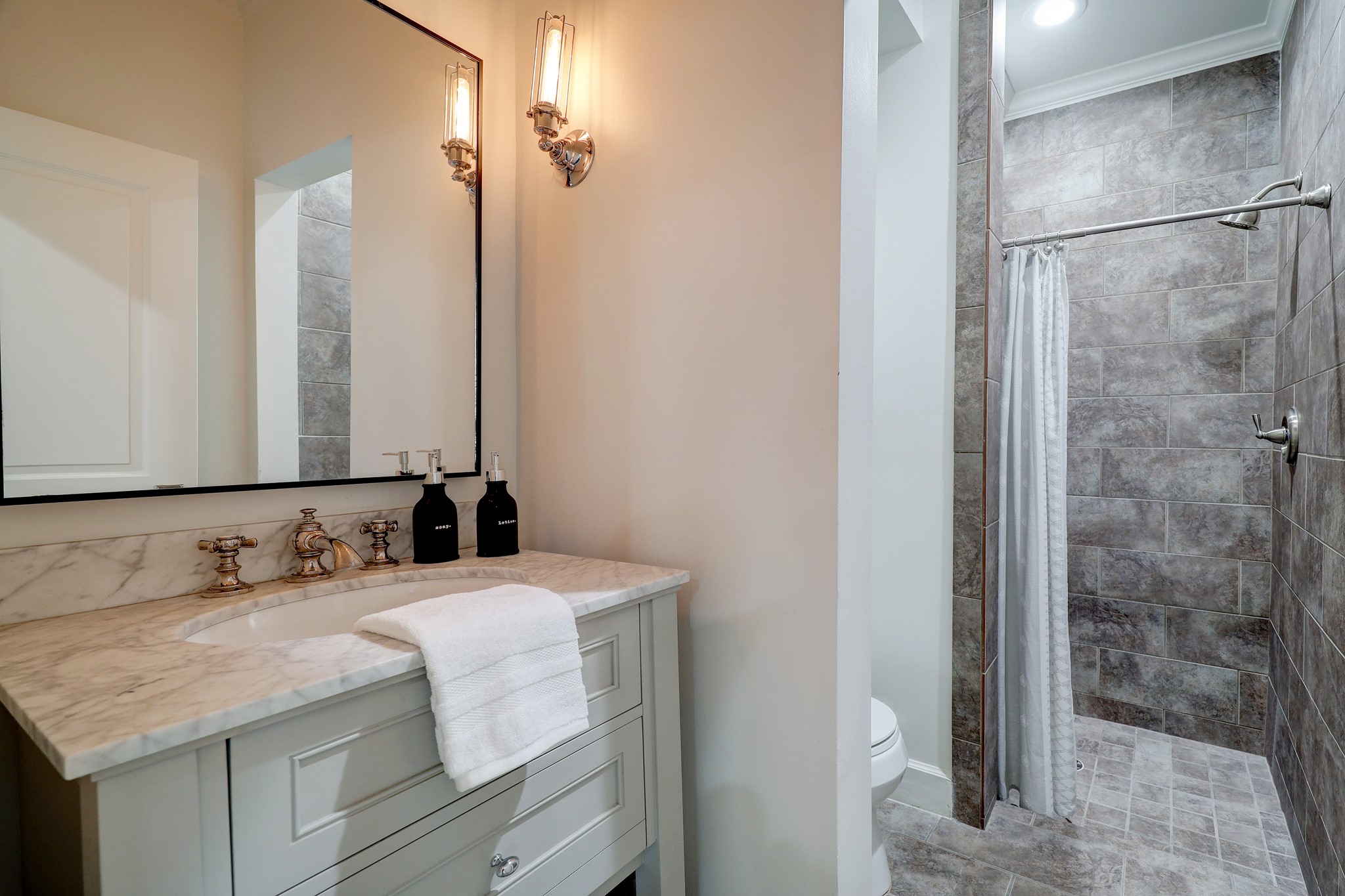 2027 Branard Street Property Photo 10