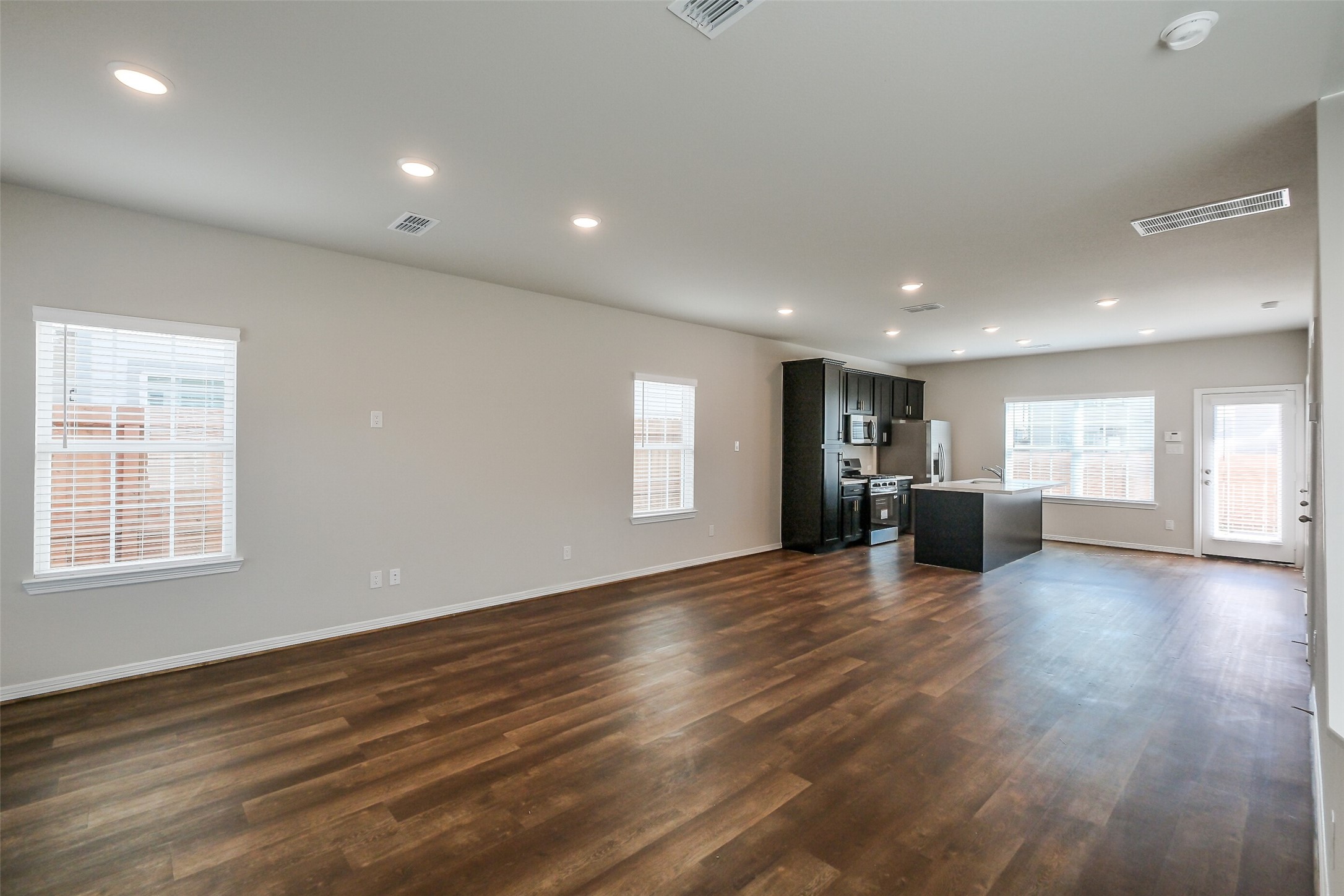 6407 Paris Street Property Photo 6