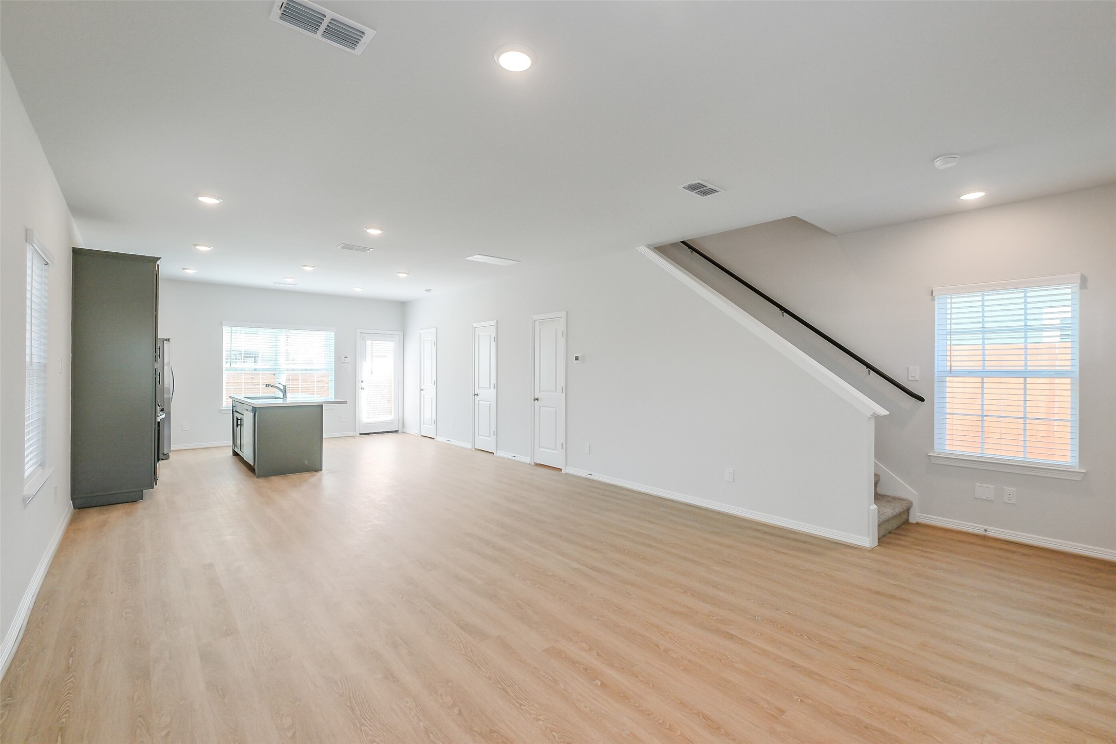 6407 Paris Street Property Photo 7