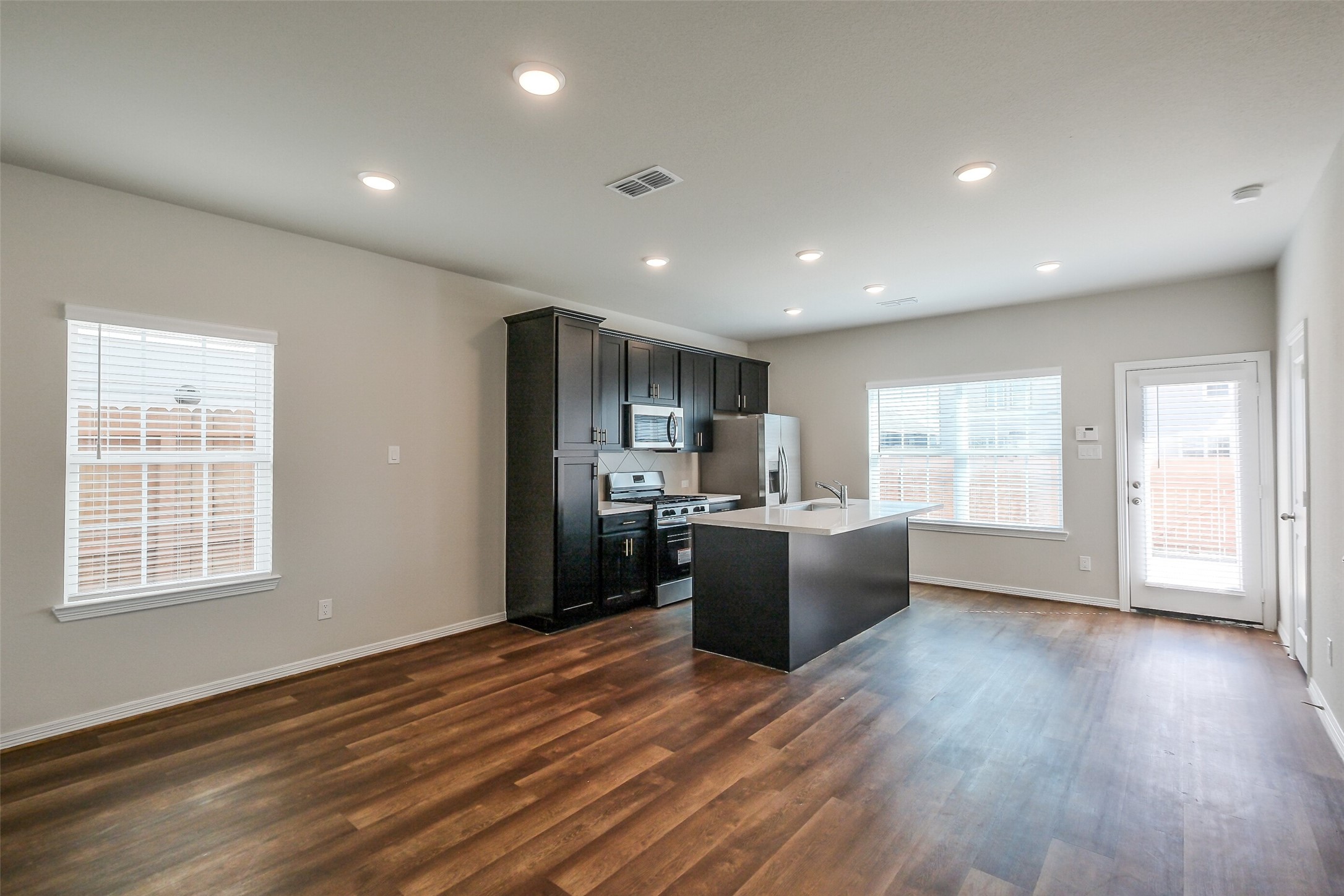 6407 Paris Street Property Photo 10