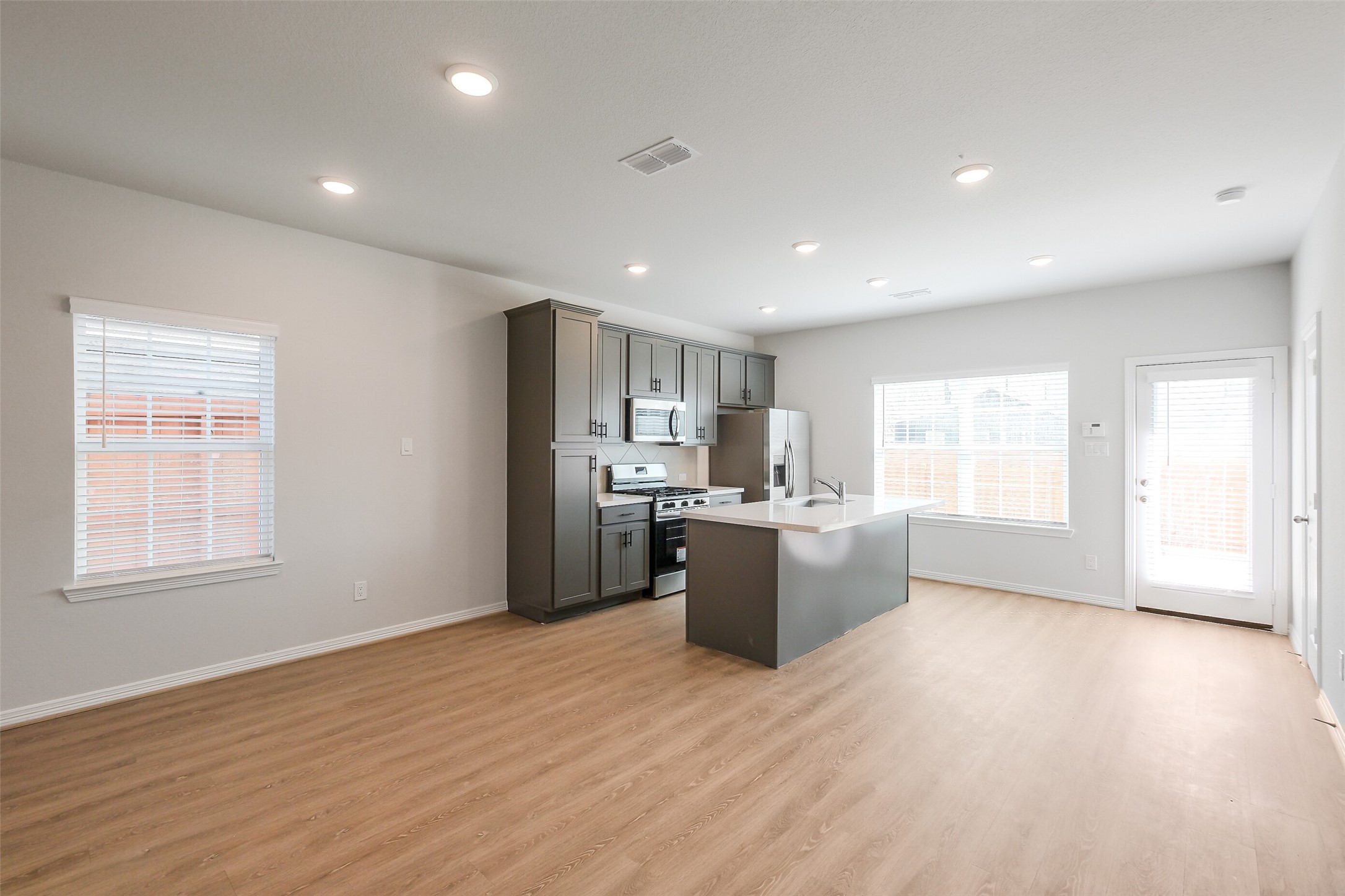 6407 Paris Street Property Photo 10