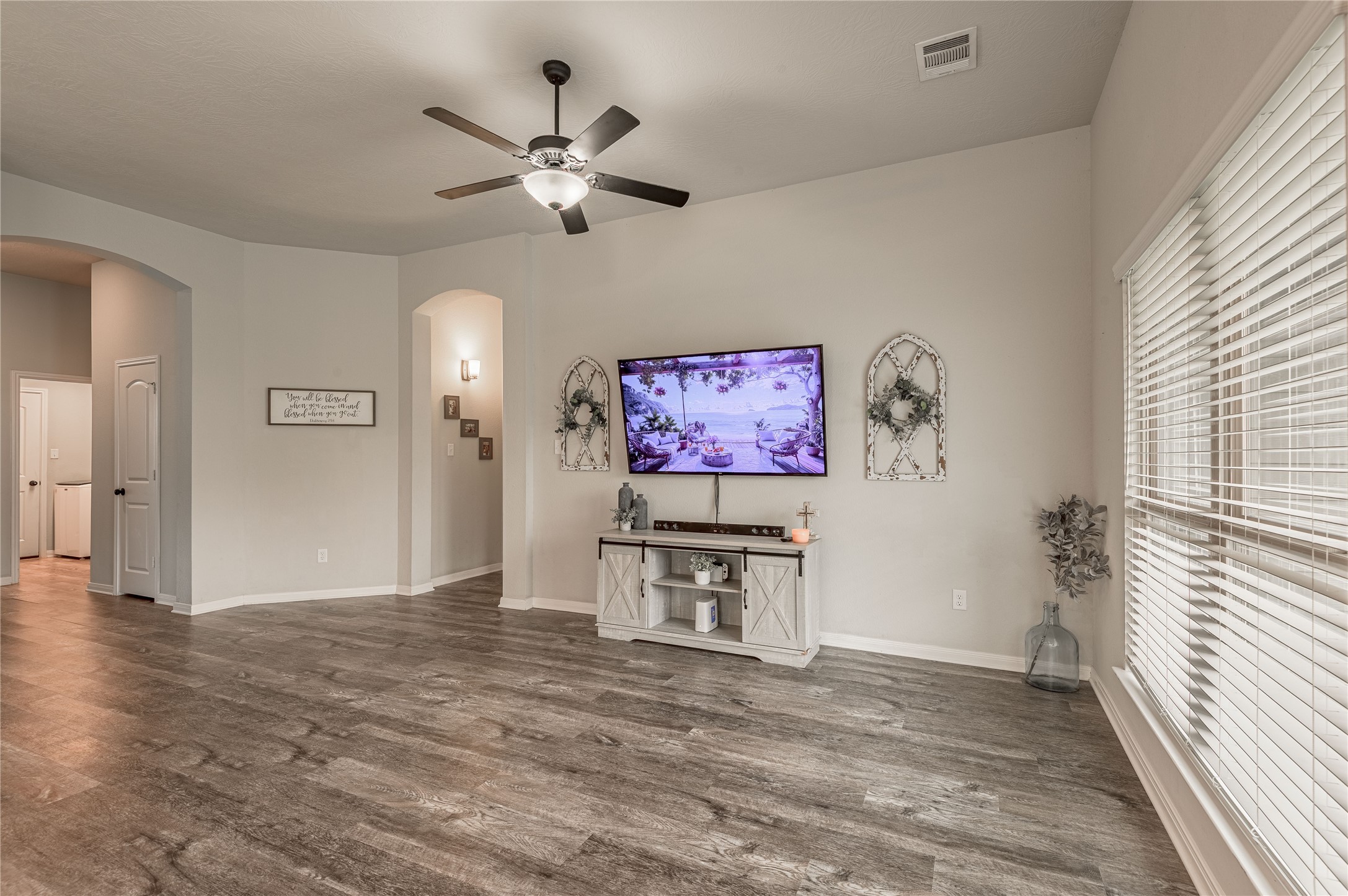 124 Worley Way Property Photo 8