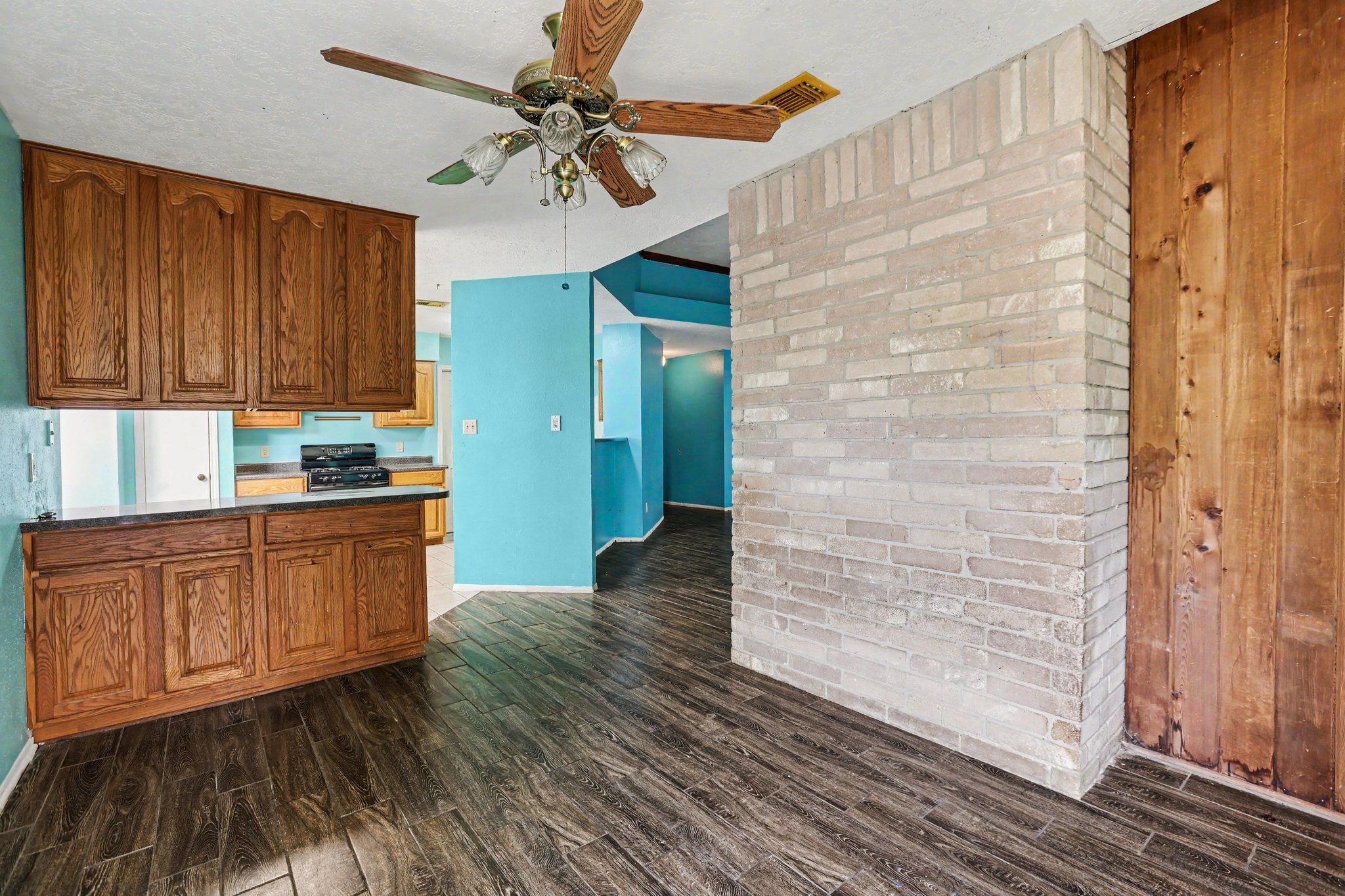 22107 Kenlake Drive Property Photo 8