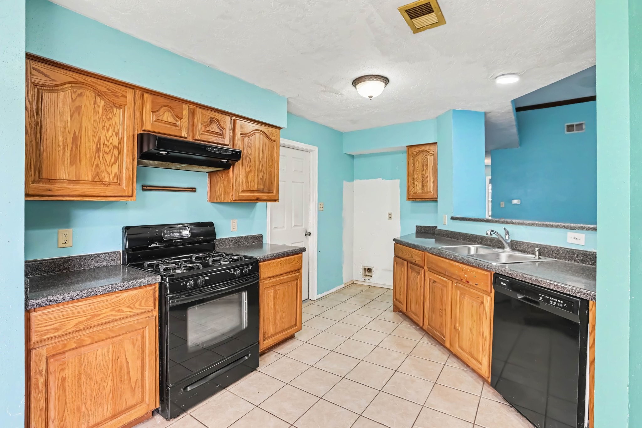 22107 Kenlake Drive Property Photo 11