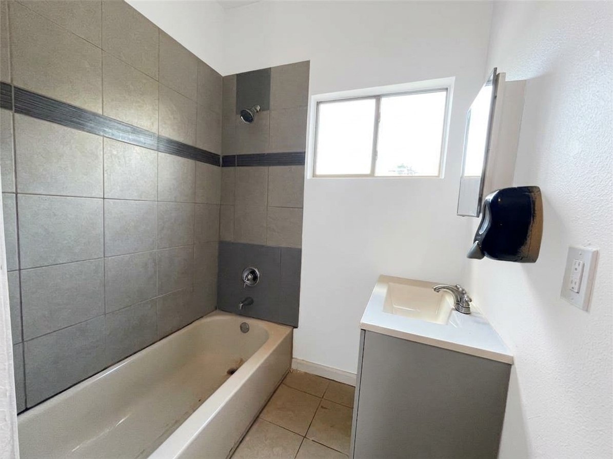 3710 Holmes Road B Property Photo 8