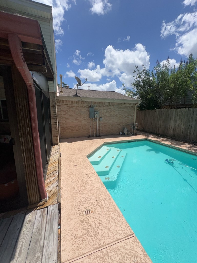 18507 Sweetmeadow Drive Property Photo 2