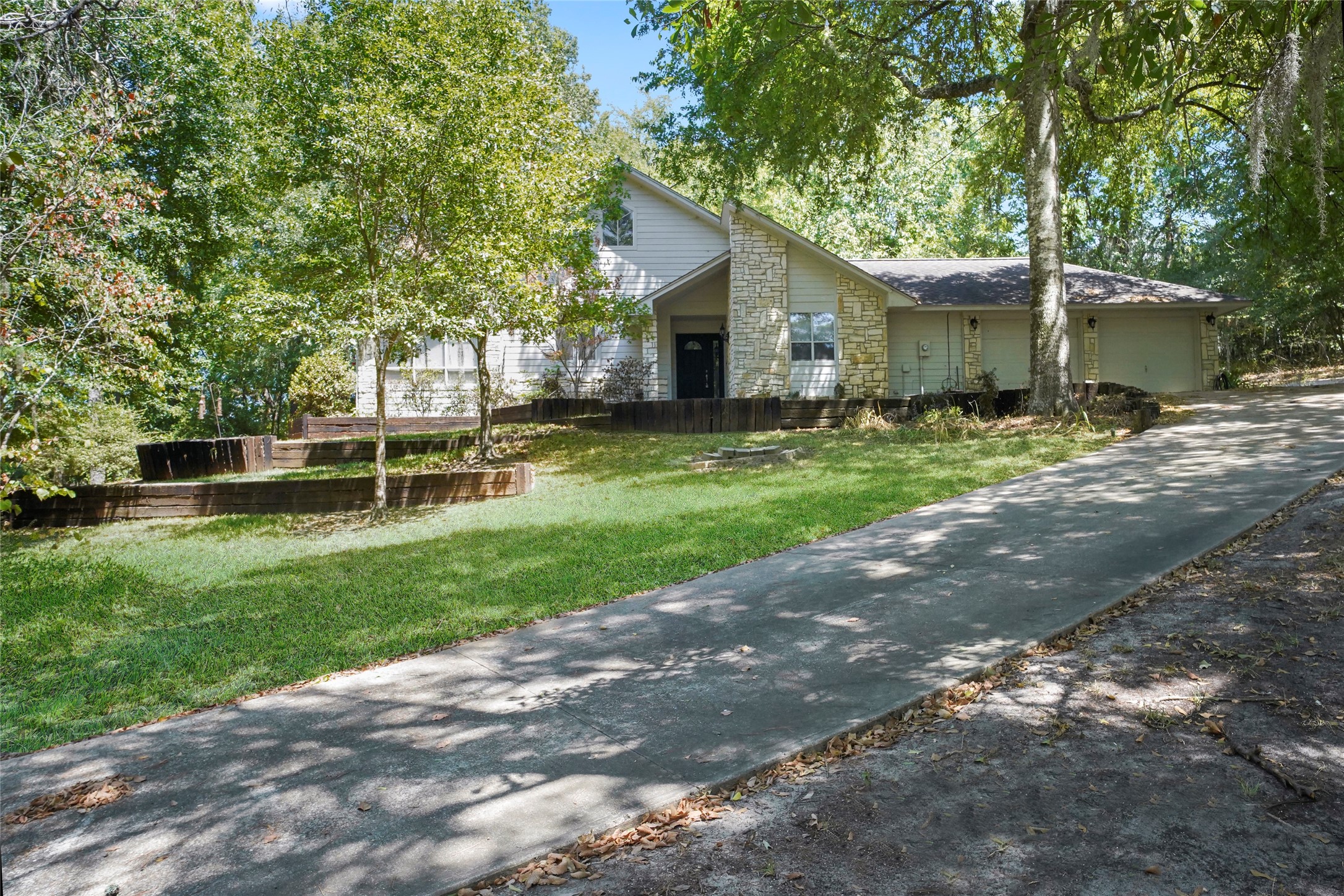 160 Lake Oaks Blvd Property Photo 1