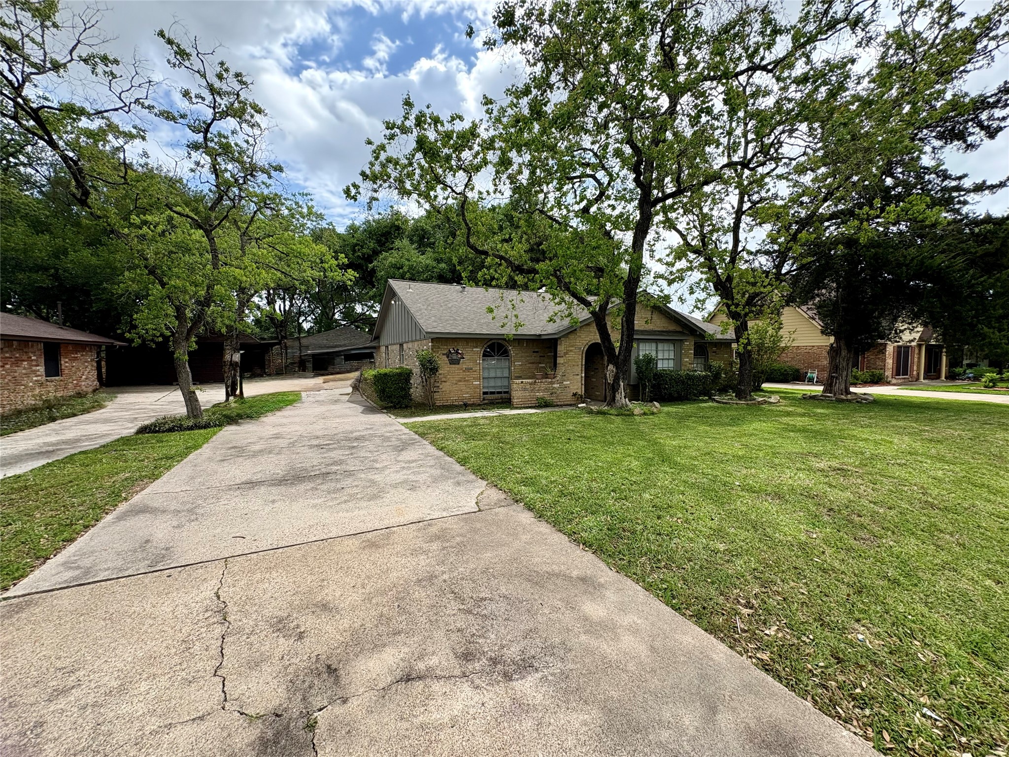 21802 Rotherham Drive Property Photo 4