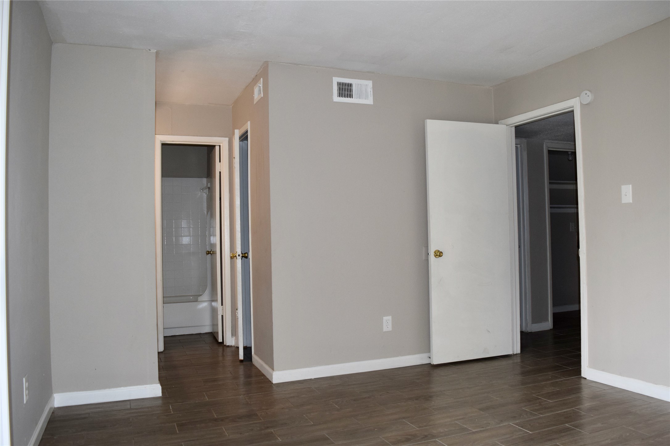 5625 Antoine Drive 704 Property Photo 6