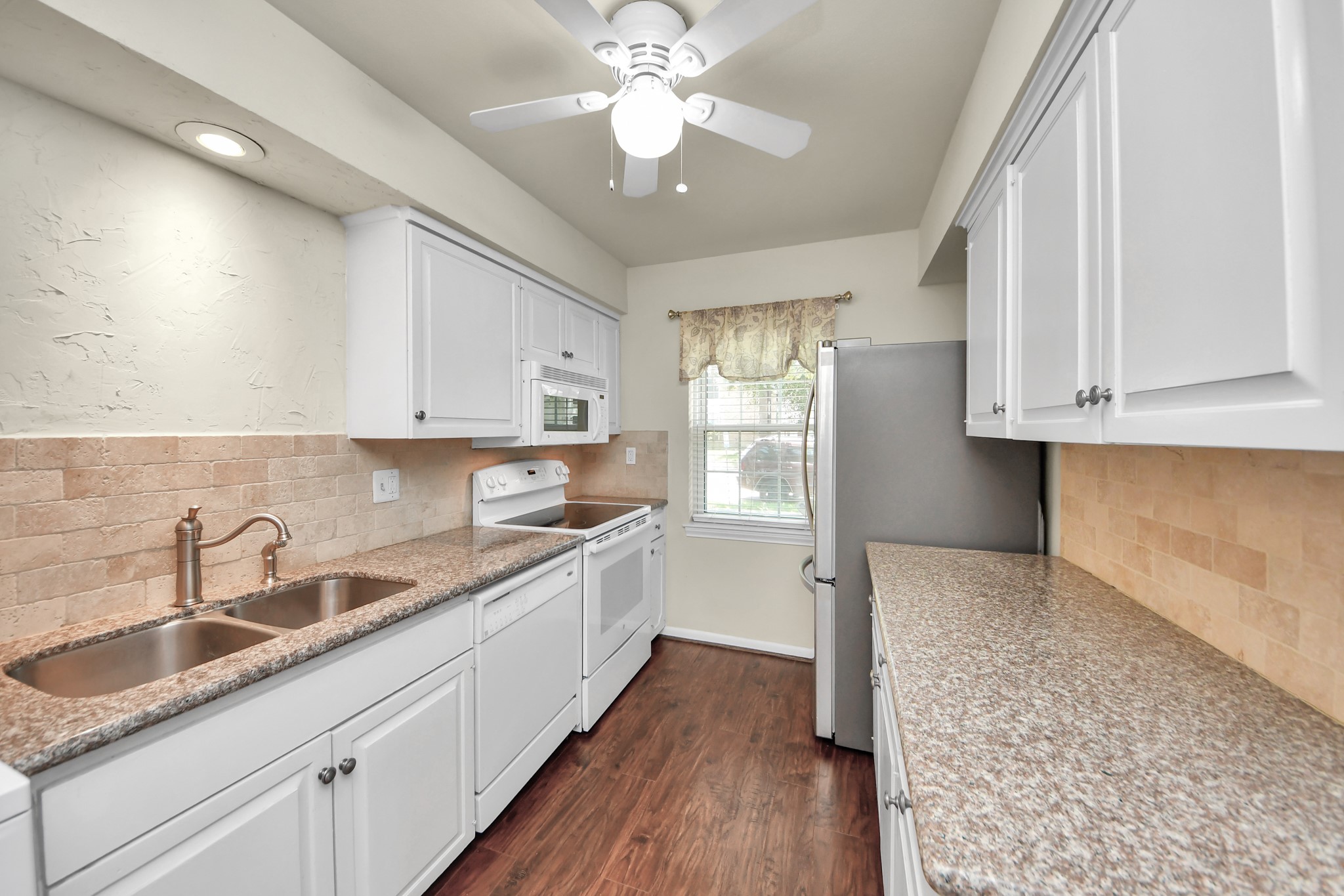 6334 Chevy Chase Drive 17 Property Photo 4