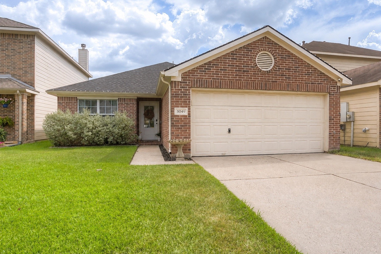 5049 Willow Point Drive Property Photo 1
