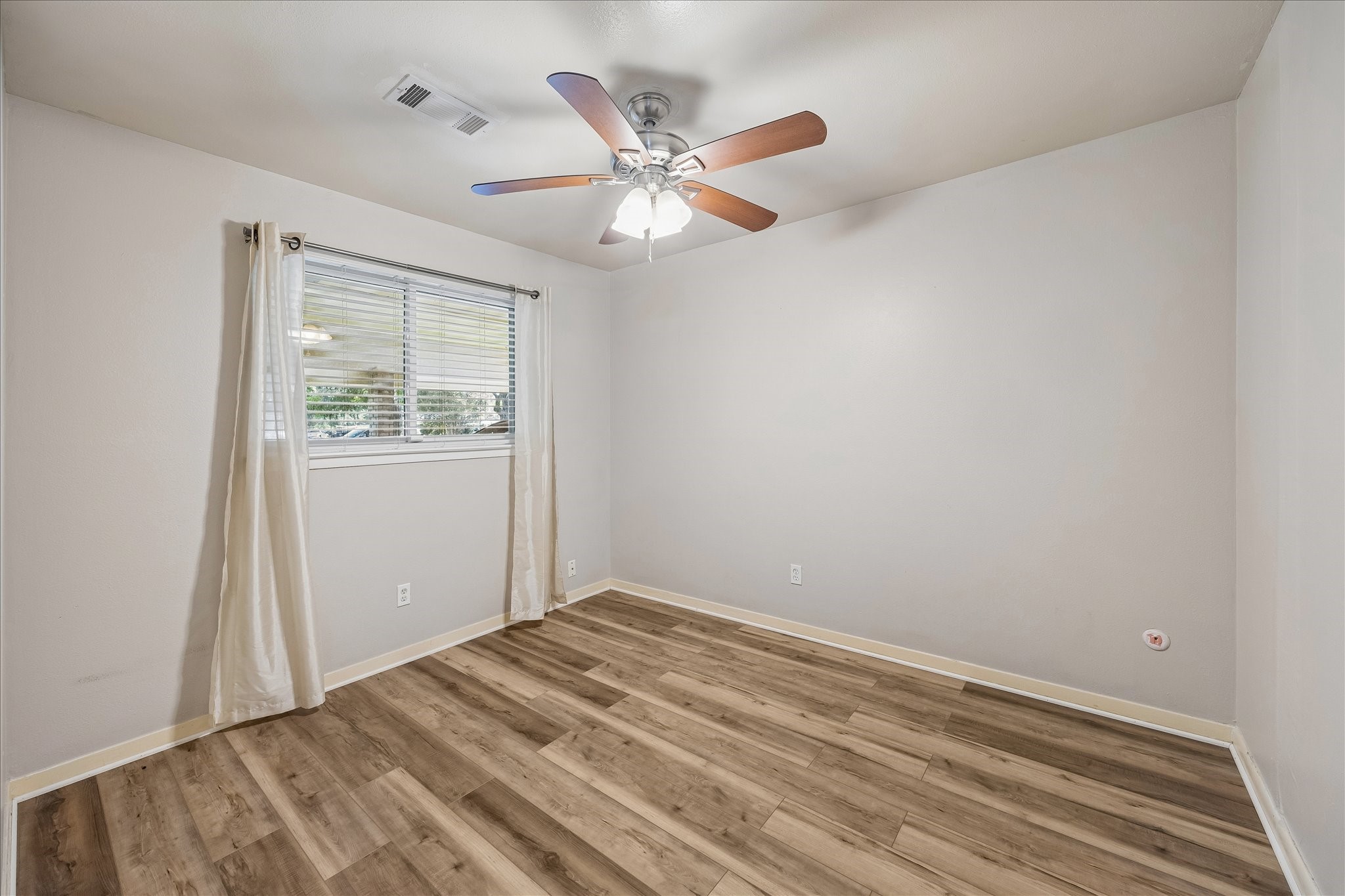 8403 Meadowshire Street Property Photo 9