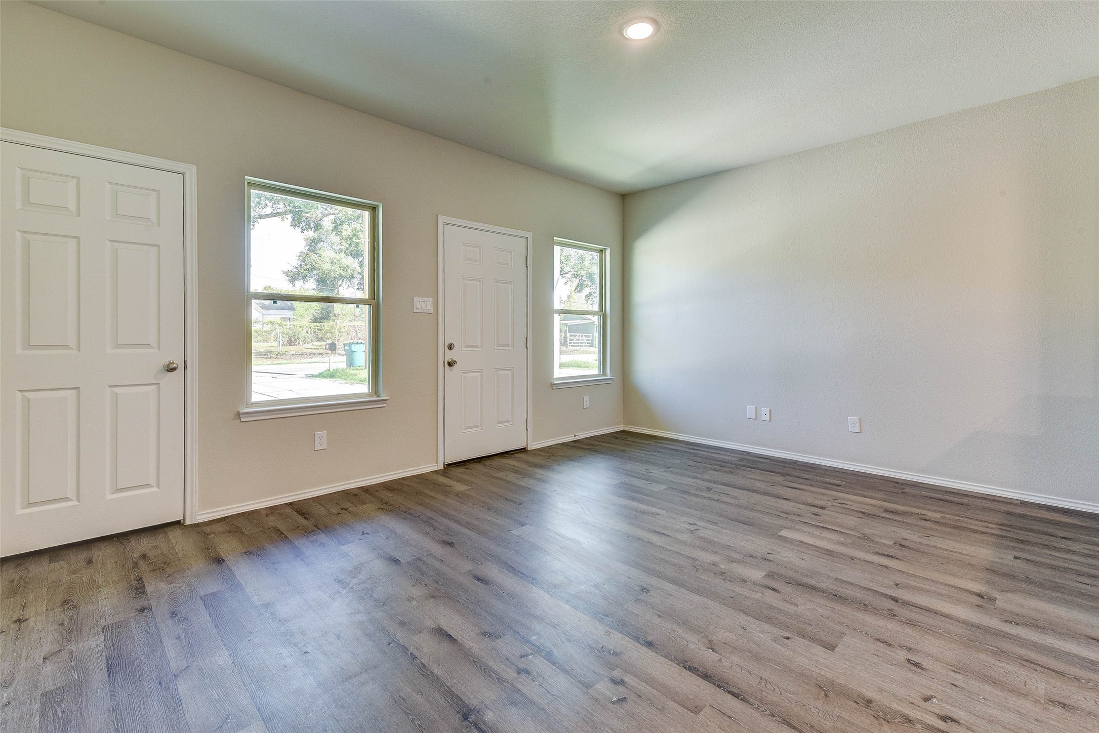 407 E Avenue G Property Photo 3