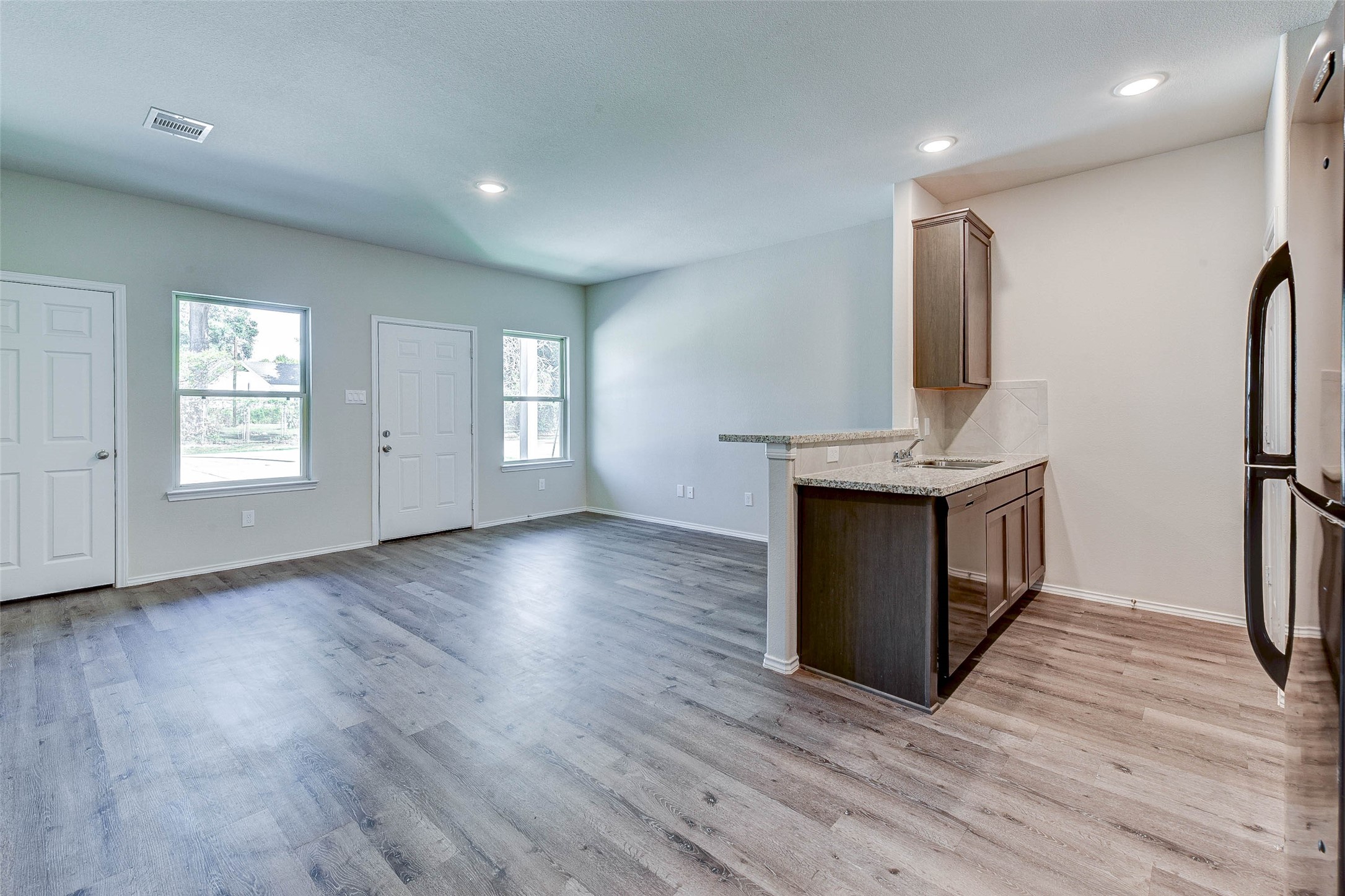 407 E Avenue G Property Photo 4