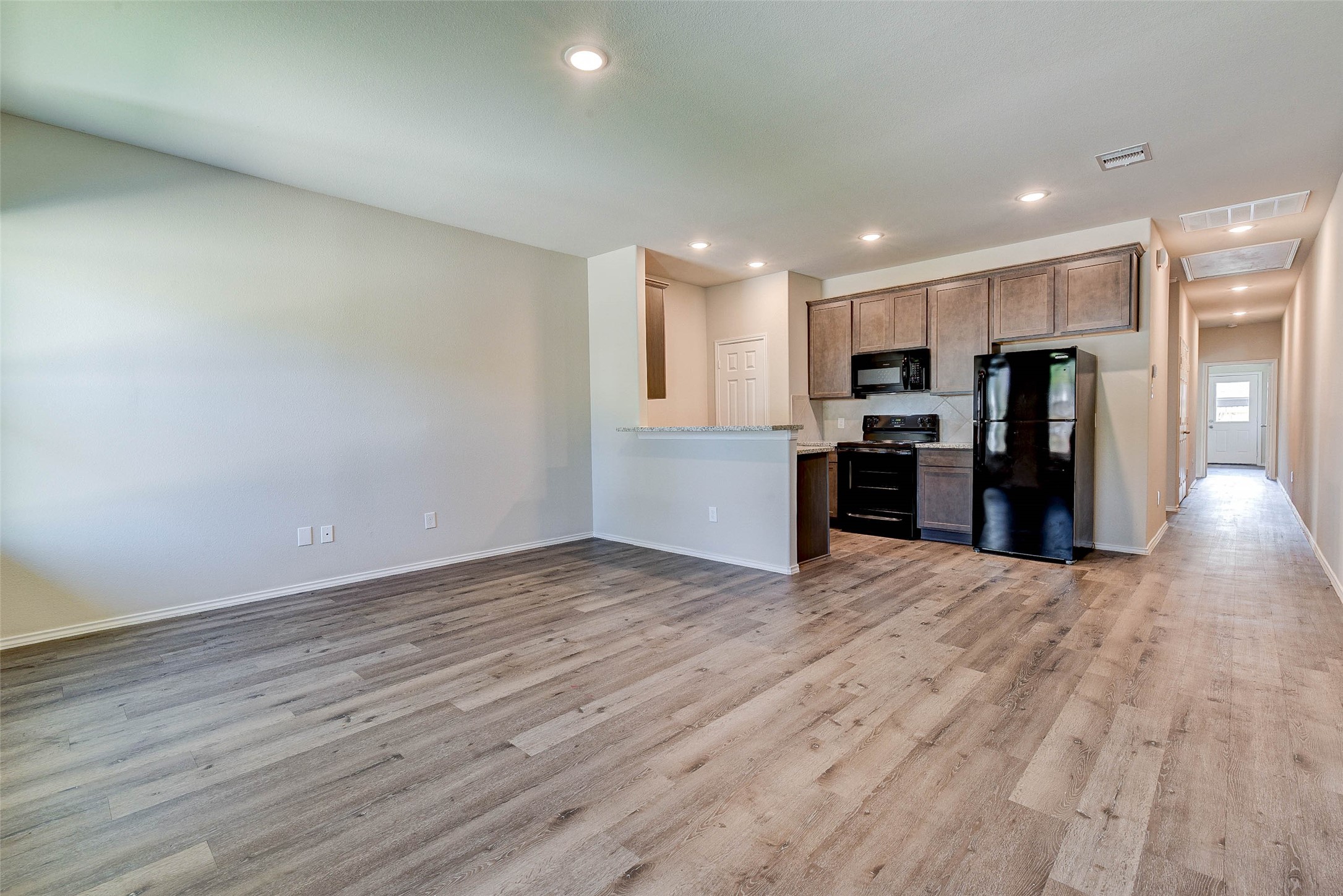 407 E Avenue G Property Photo 5
