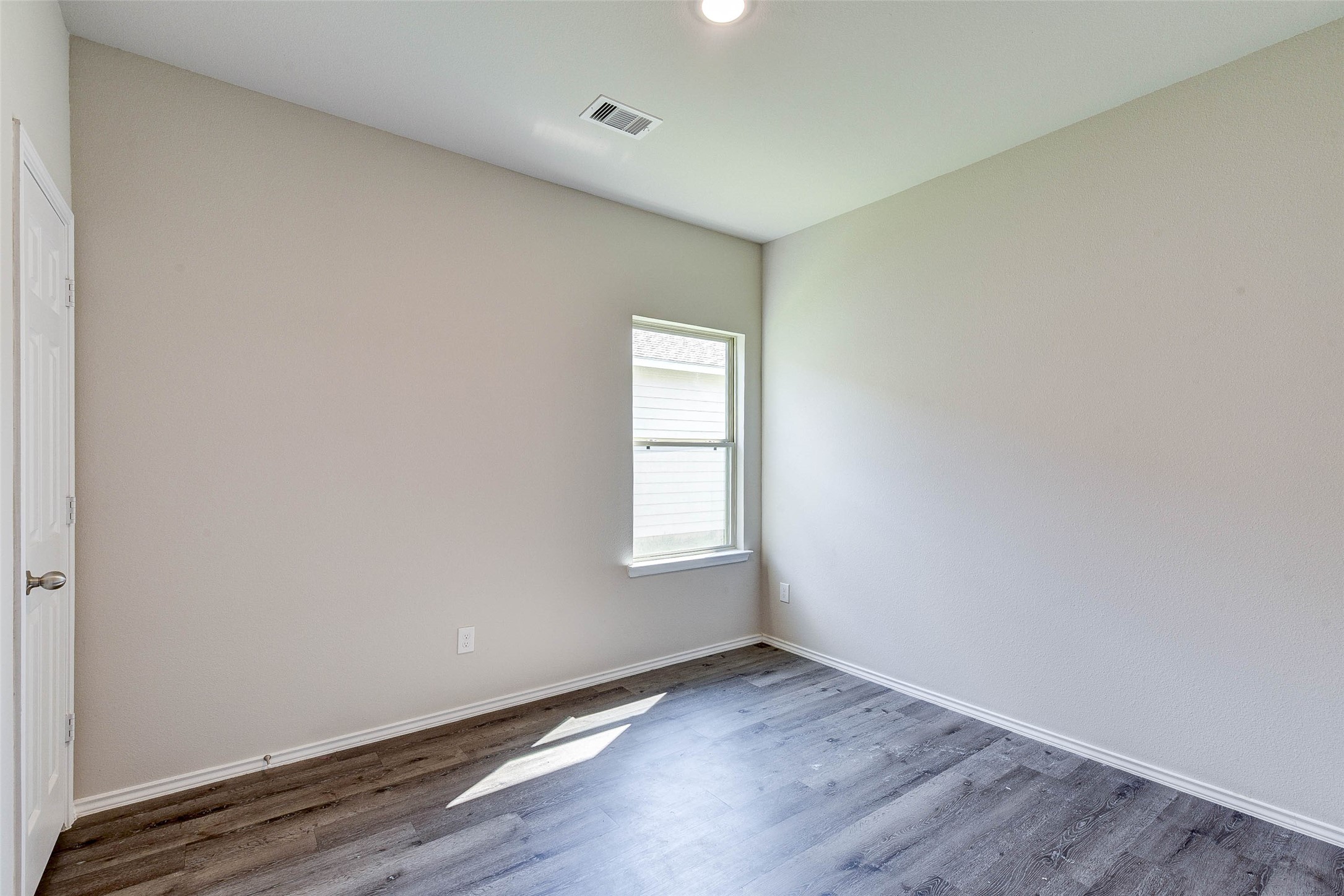 407 E Avenue G Property Photo 8