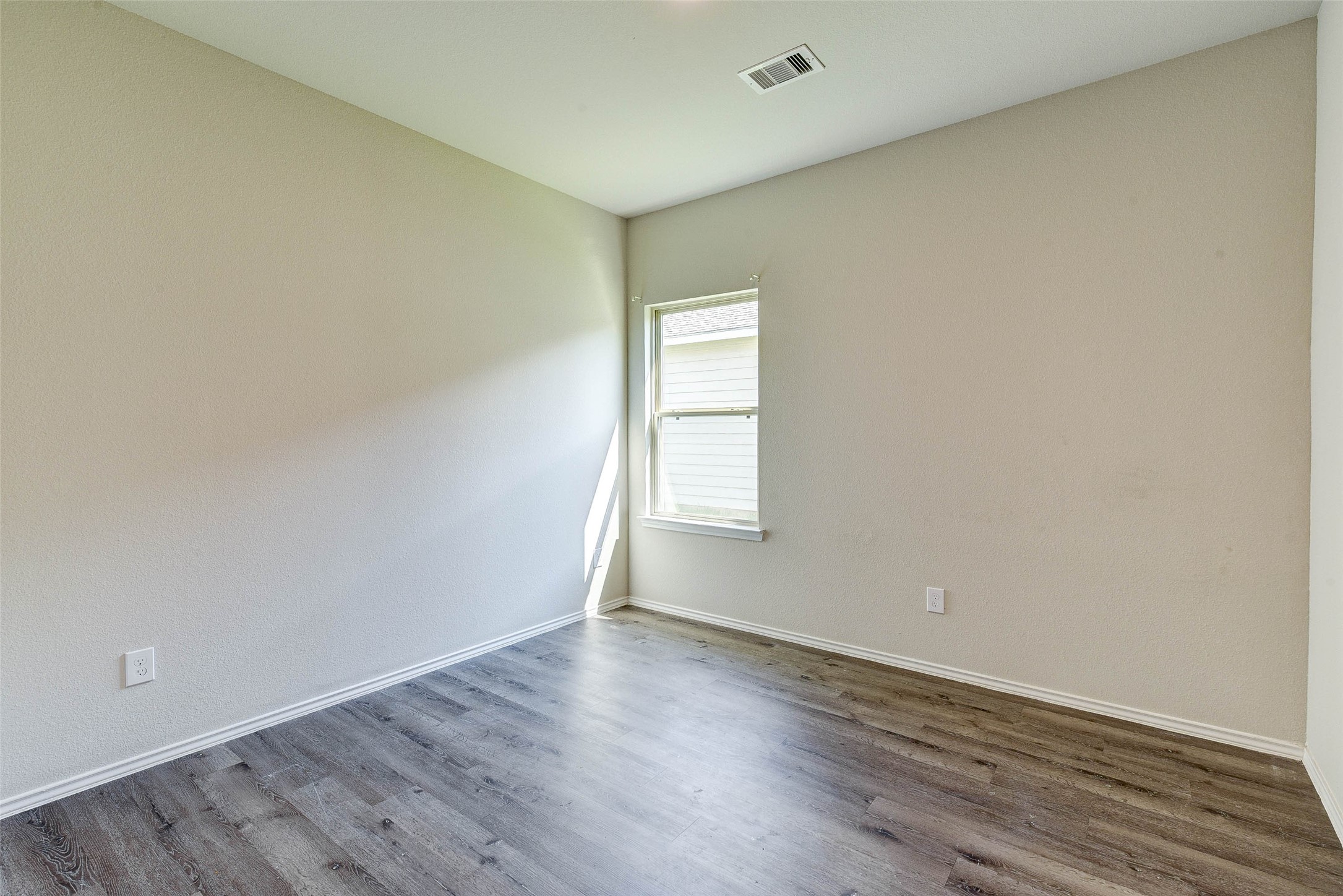 407 E Avenue G Property Photo 11