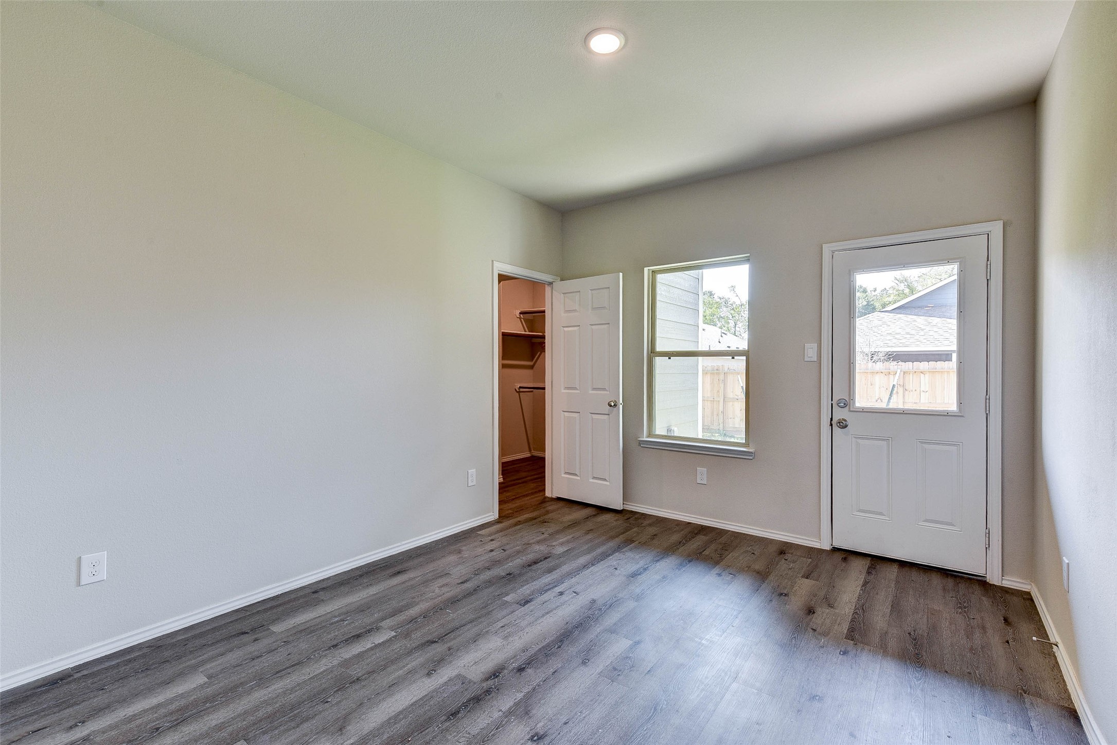 407 E Avenue G Property Photo 12