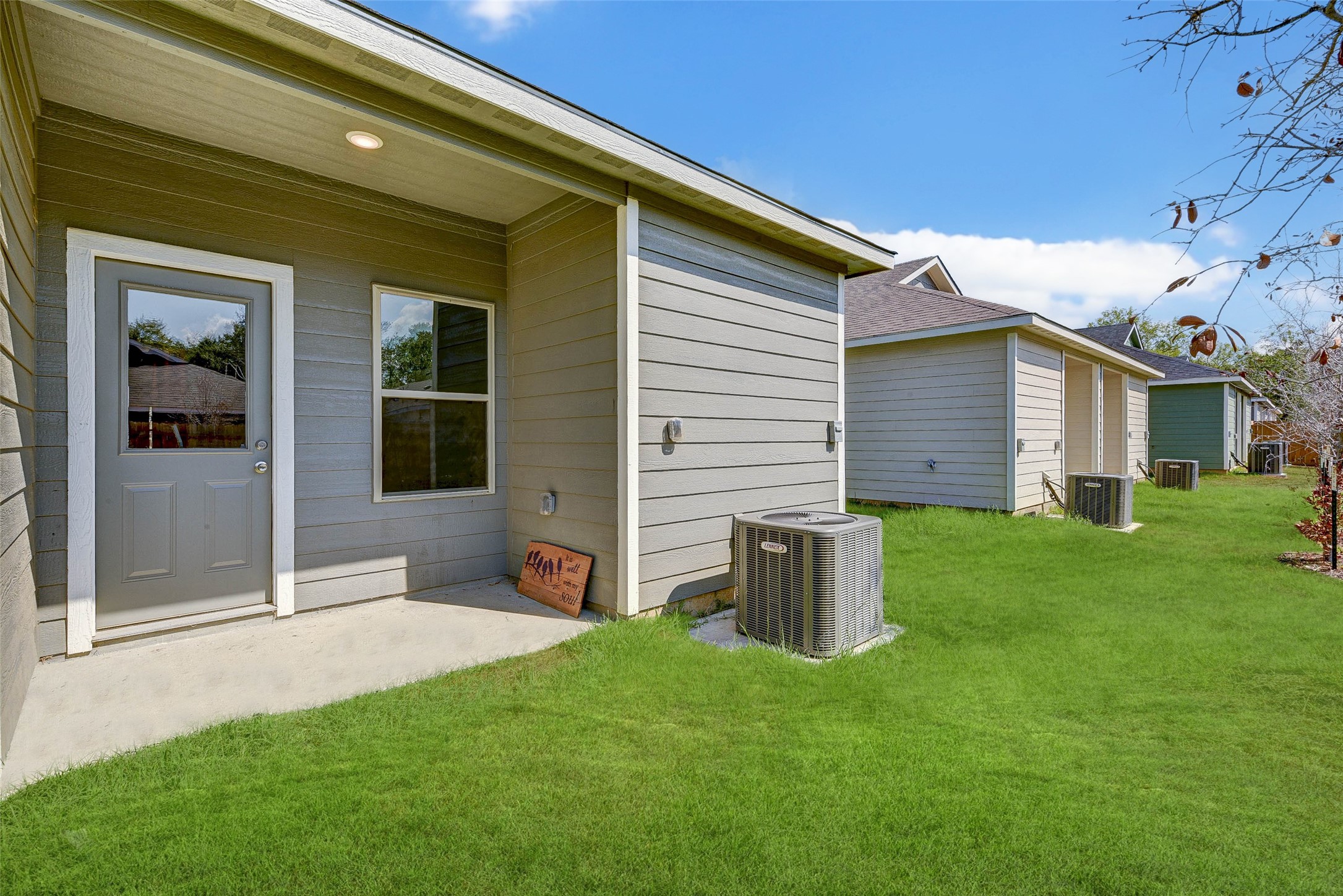 407 E Avenue G Property Photo 17