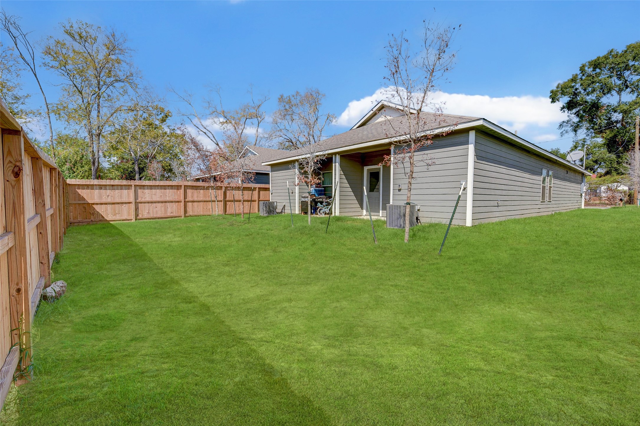 407 E Avenue G Property Photo 18