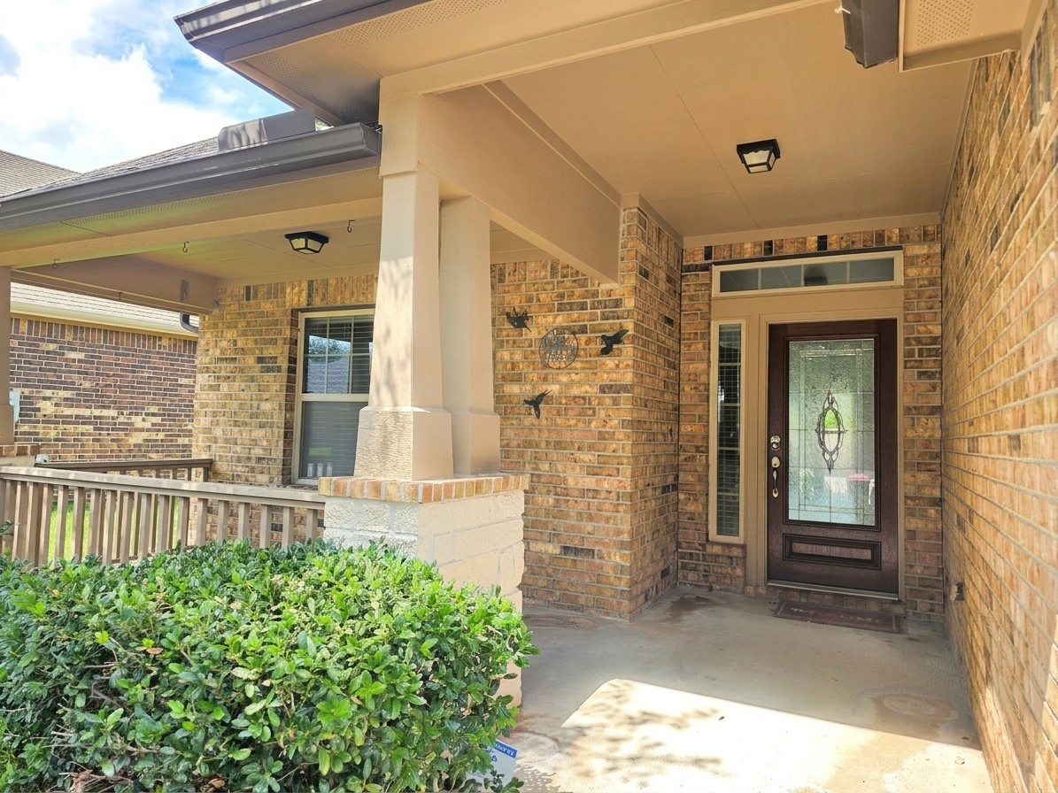 8206 Oxbow Manor Lane Property Photo 1