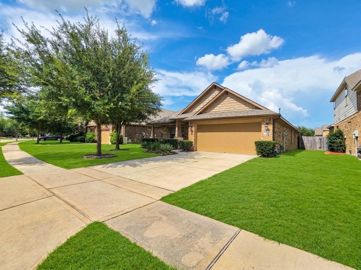 8206 Oxbow Manor Lane Property Photo 3