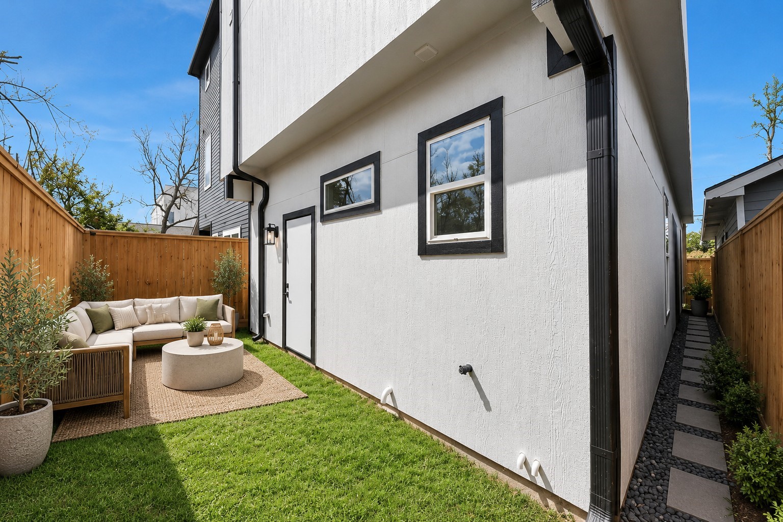 2711 Delano Street Property Photo 14