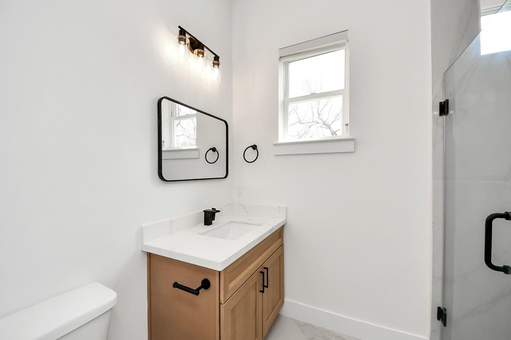 2711 Delano Street Property Photo 21