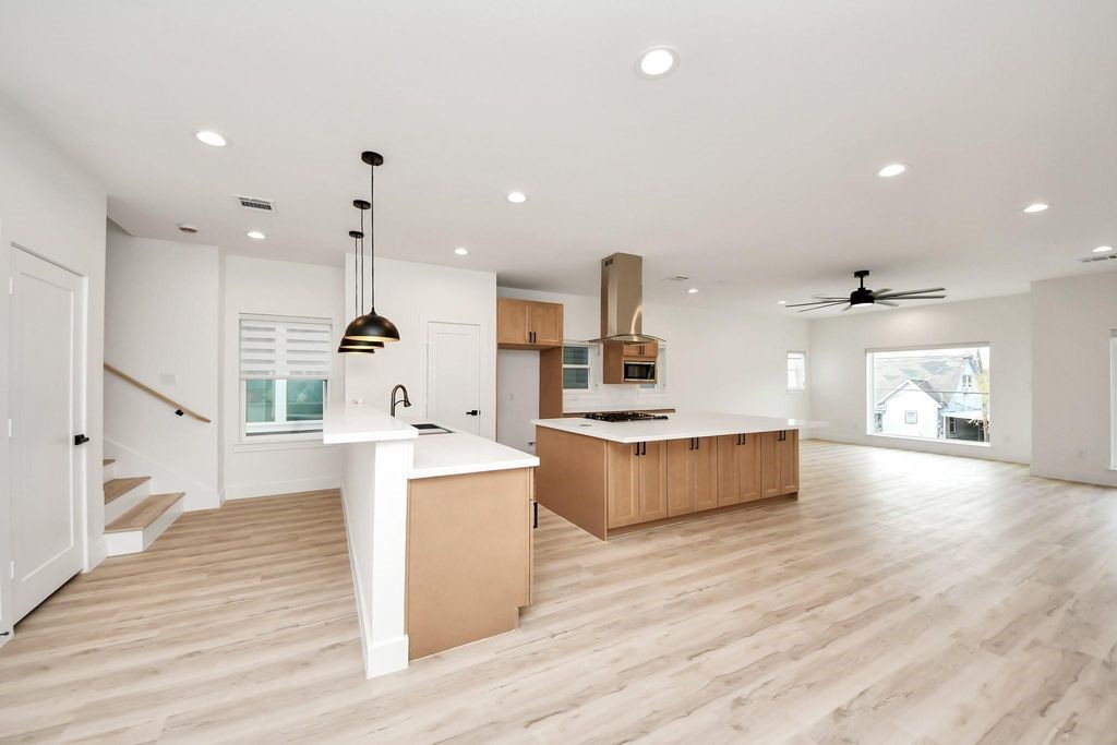 2711 Delano Street Property Photo 24