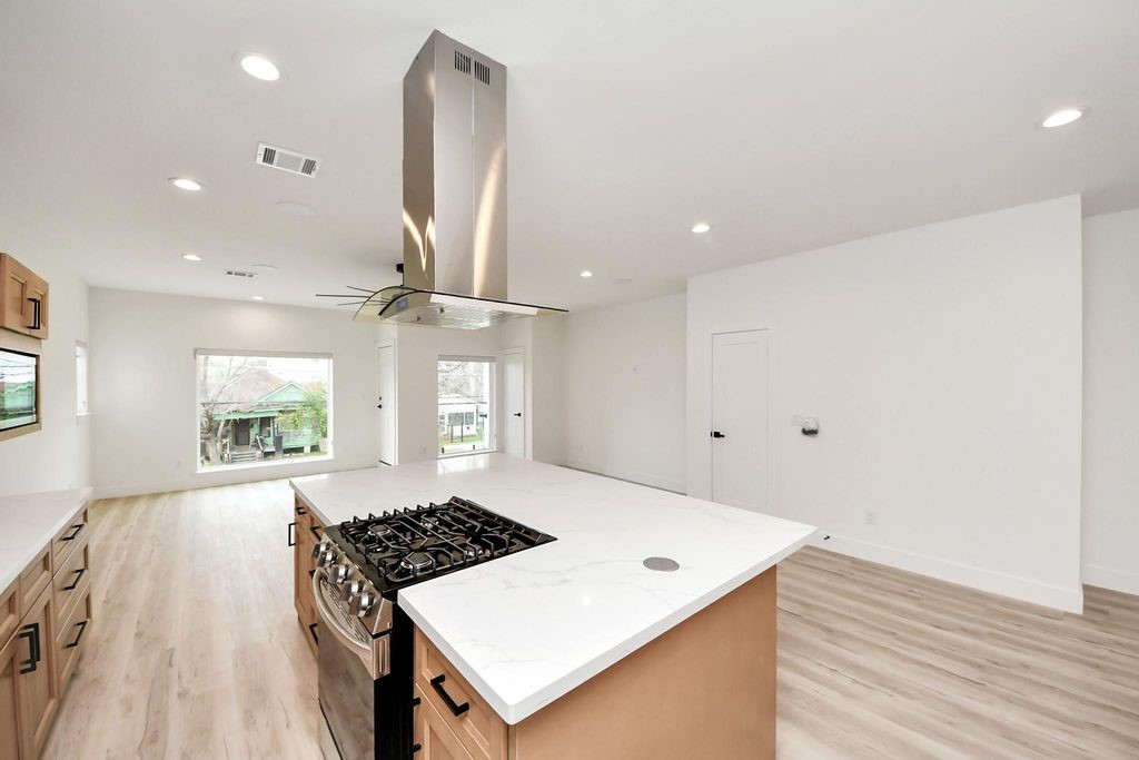 2711 Delano Street Property Photo 28