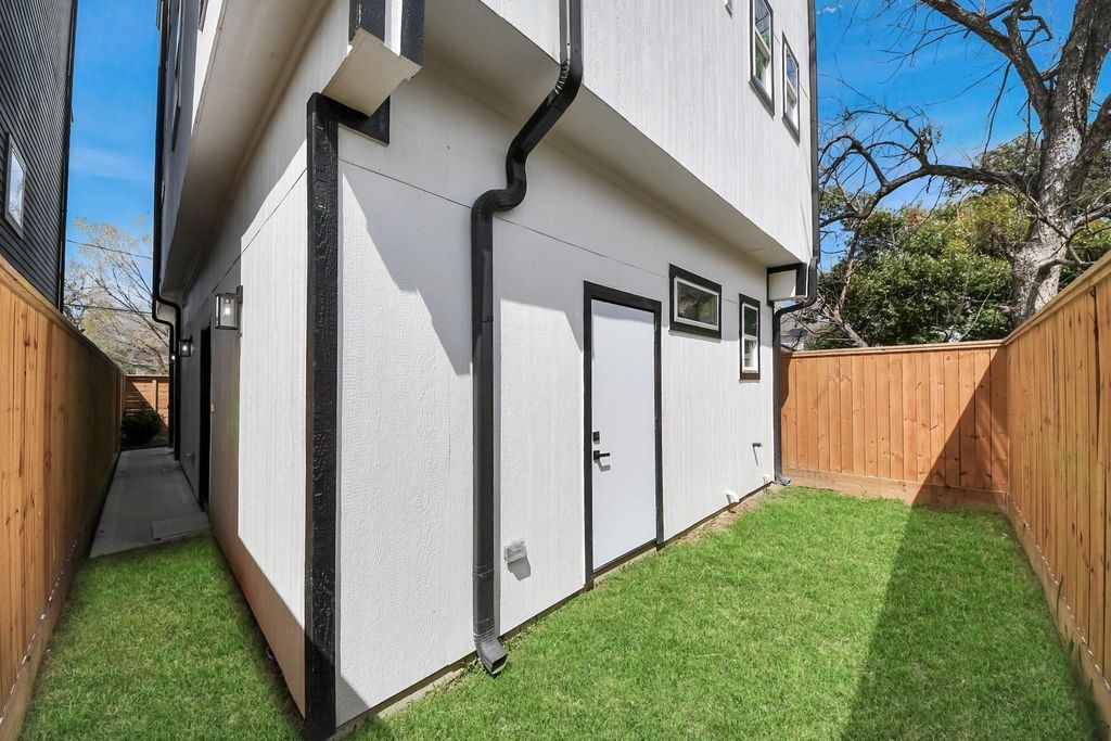 2711 Delano Street Property Photo 30