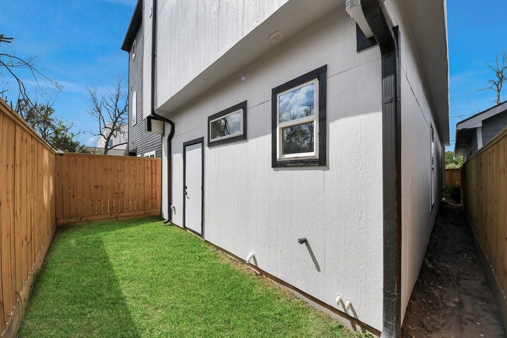 2711 Delano Street Property Photo 31